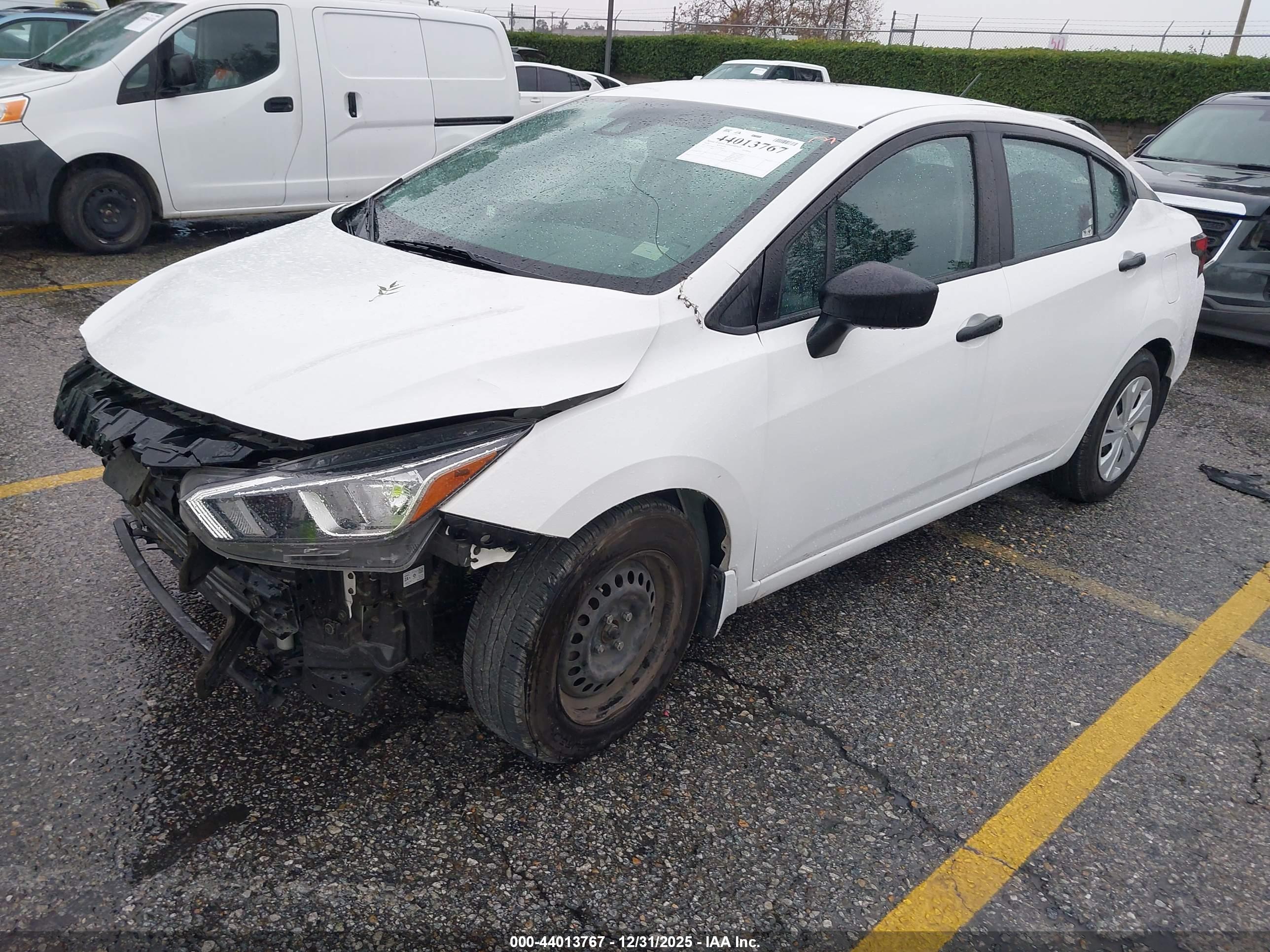 NISSAN VERSA image 2