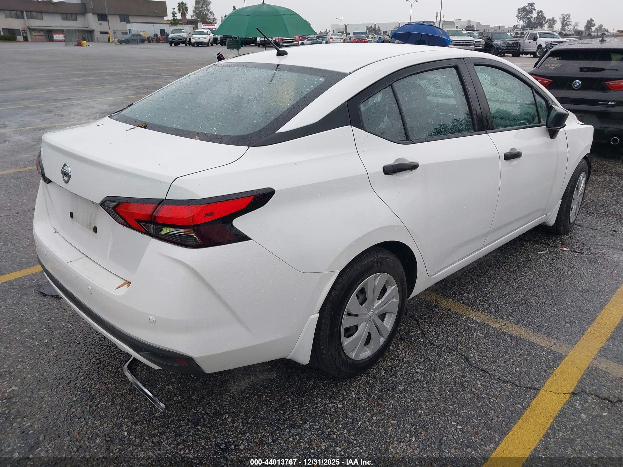 NISSAN VERSA image 4