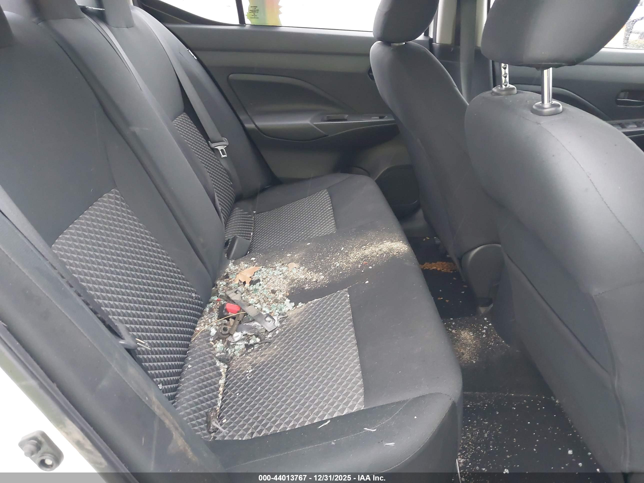 NISSAN VERSA image 8
