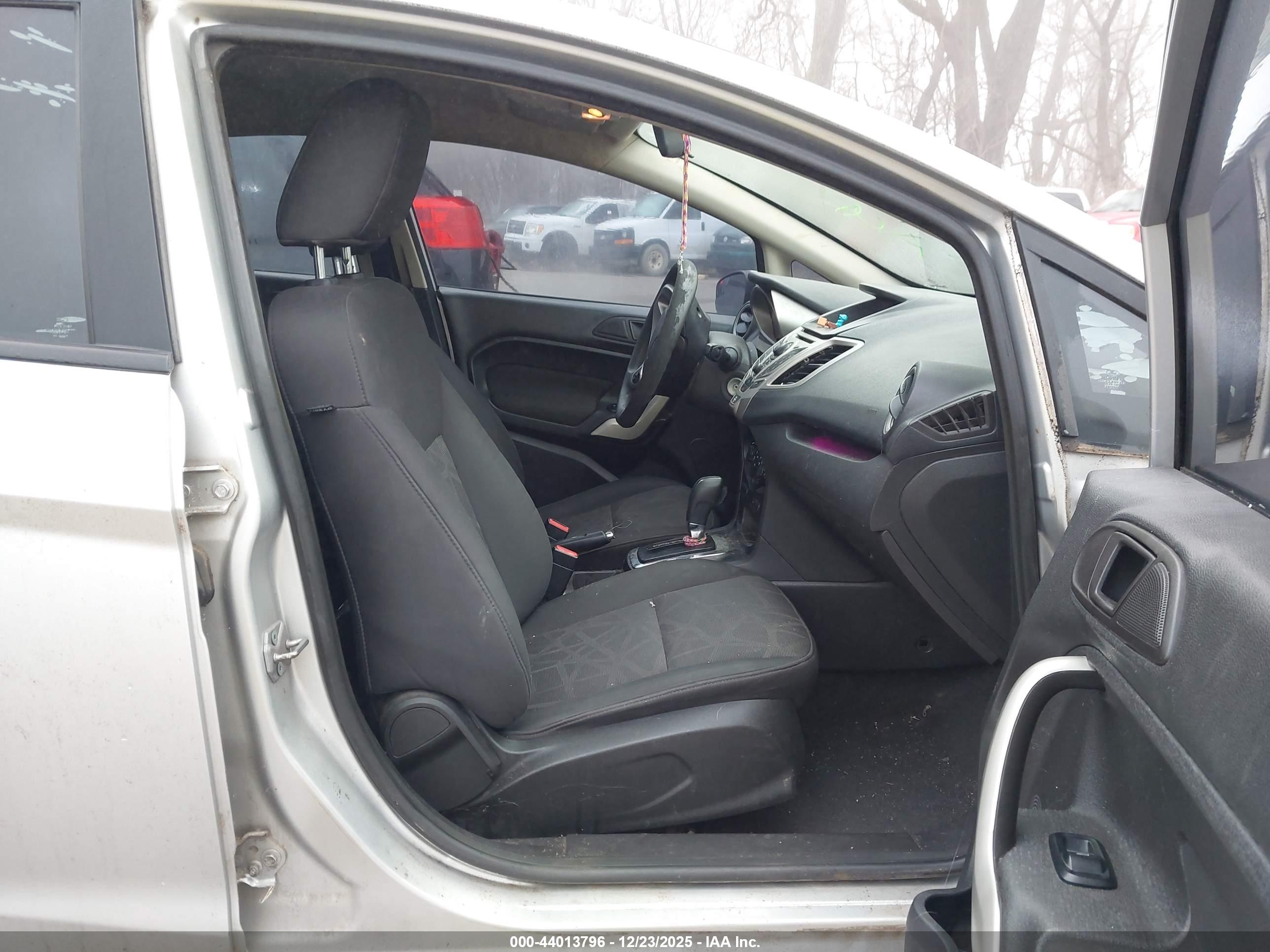 FORD FIESTA image 5