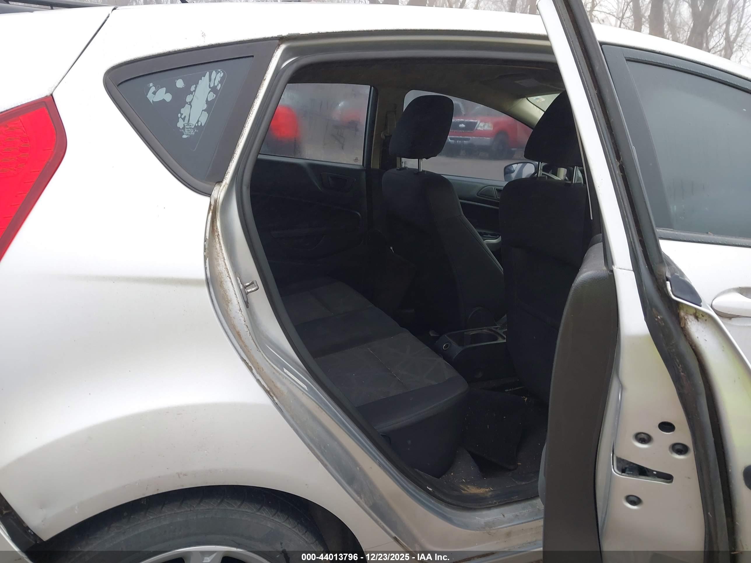 FORD FIESTA image 8