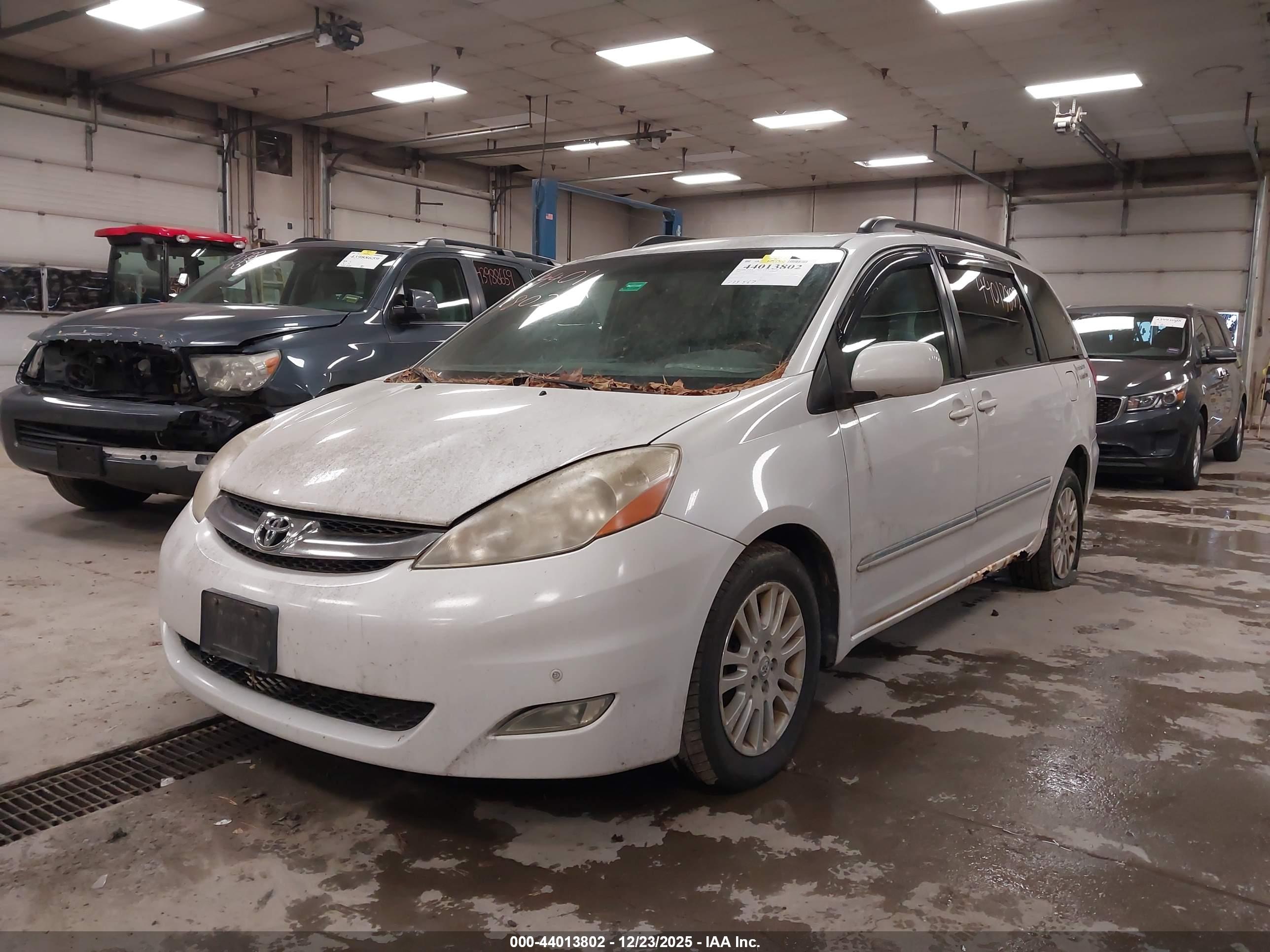 TOYOTA SIENNA image 2