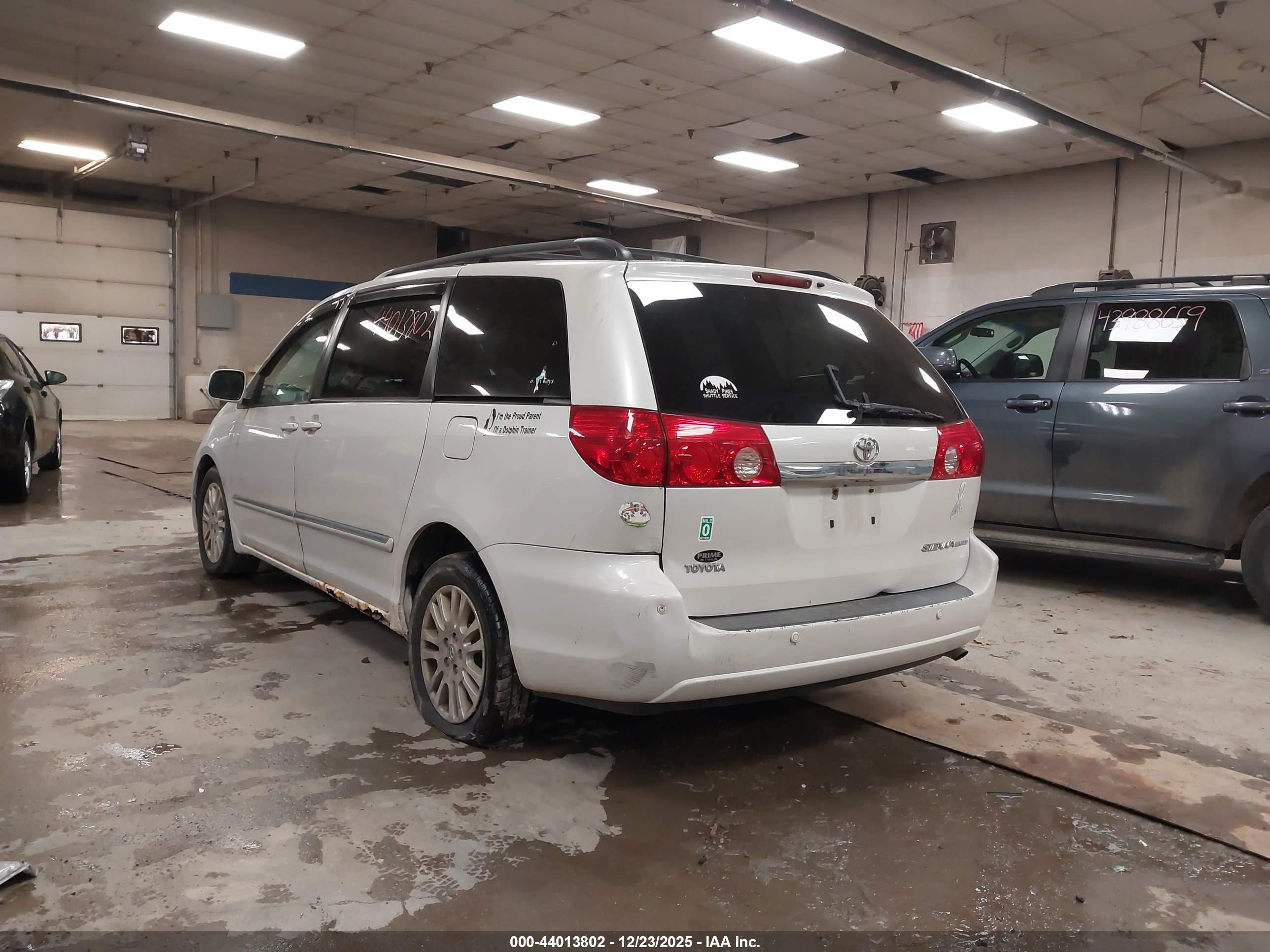 TOYOTA SIENNA image 3
