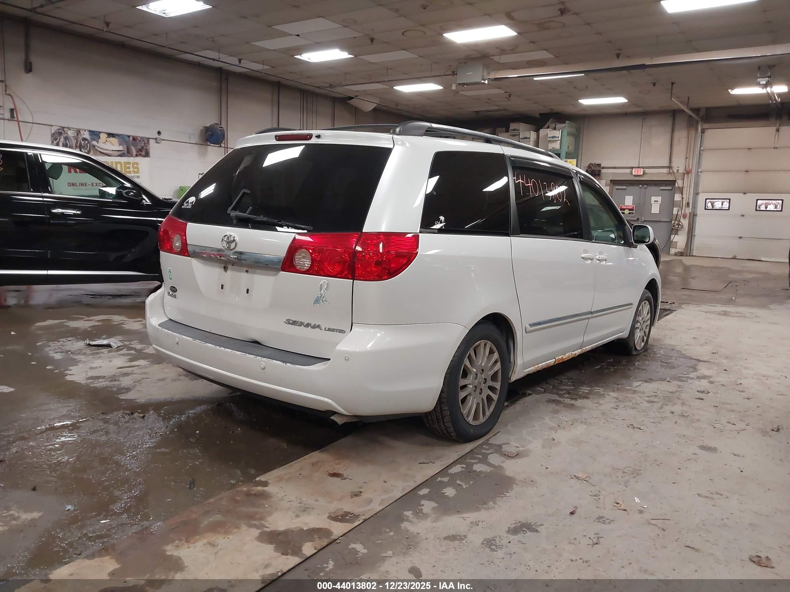TOYOTA SIENNA image 4