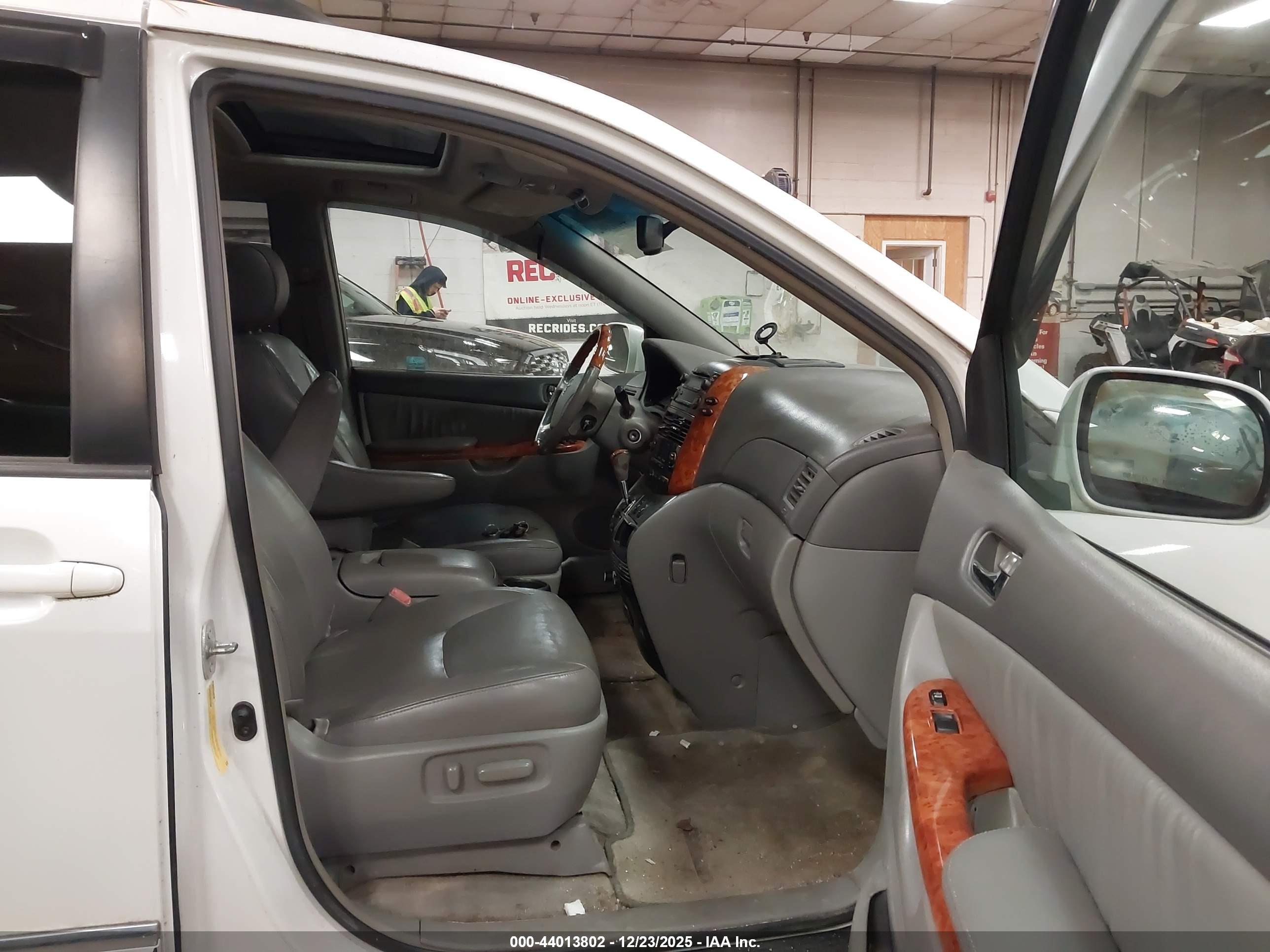 TOYOTA SIENNA image 5