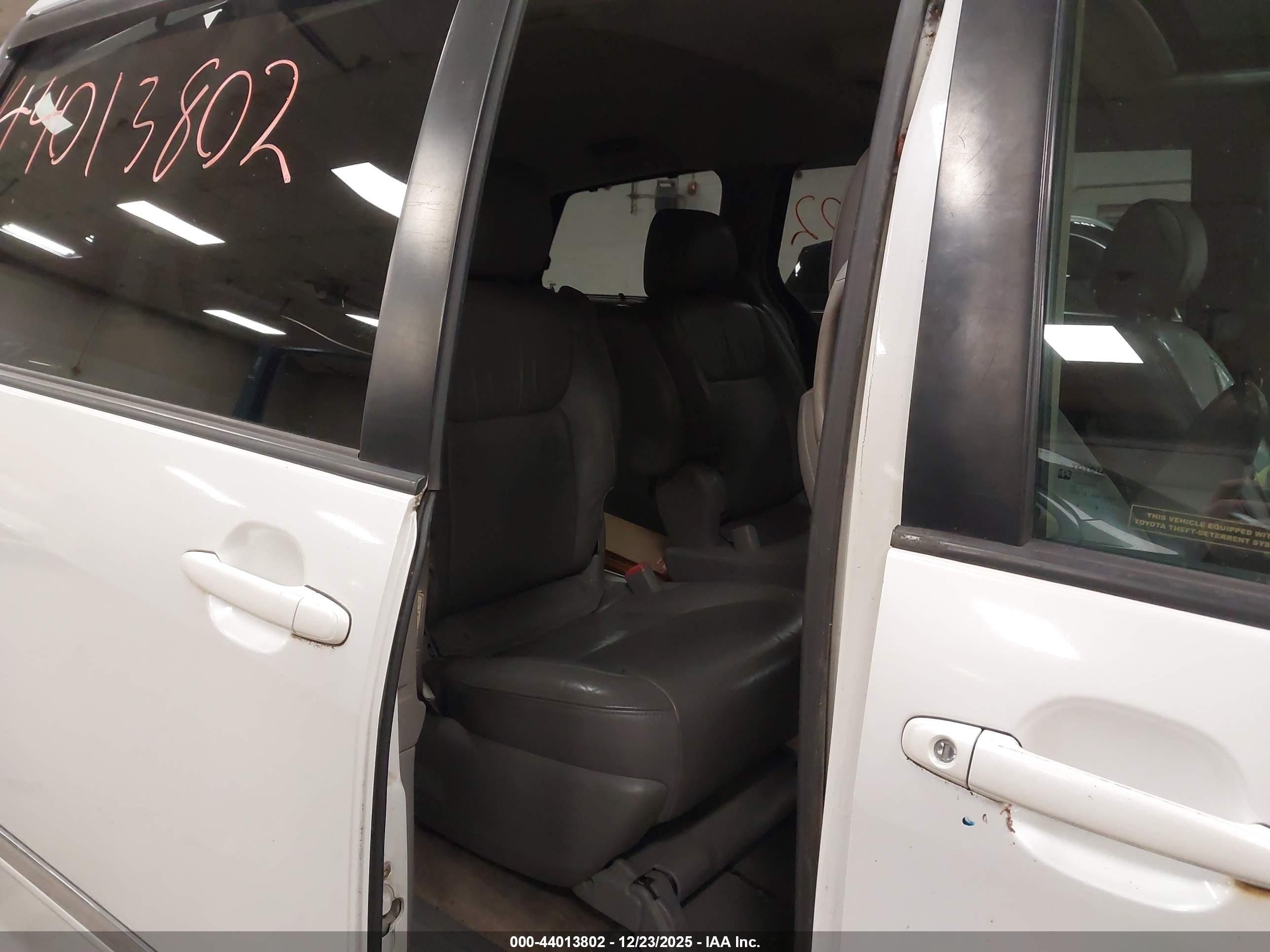 TOYOTA SIENNA image 8