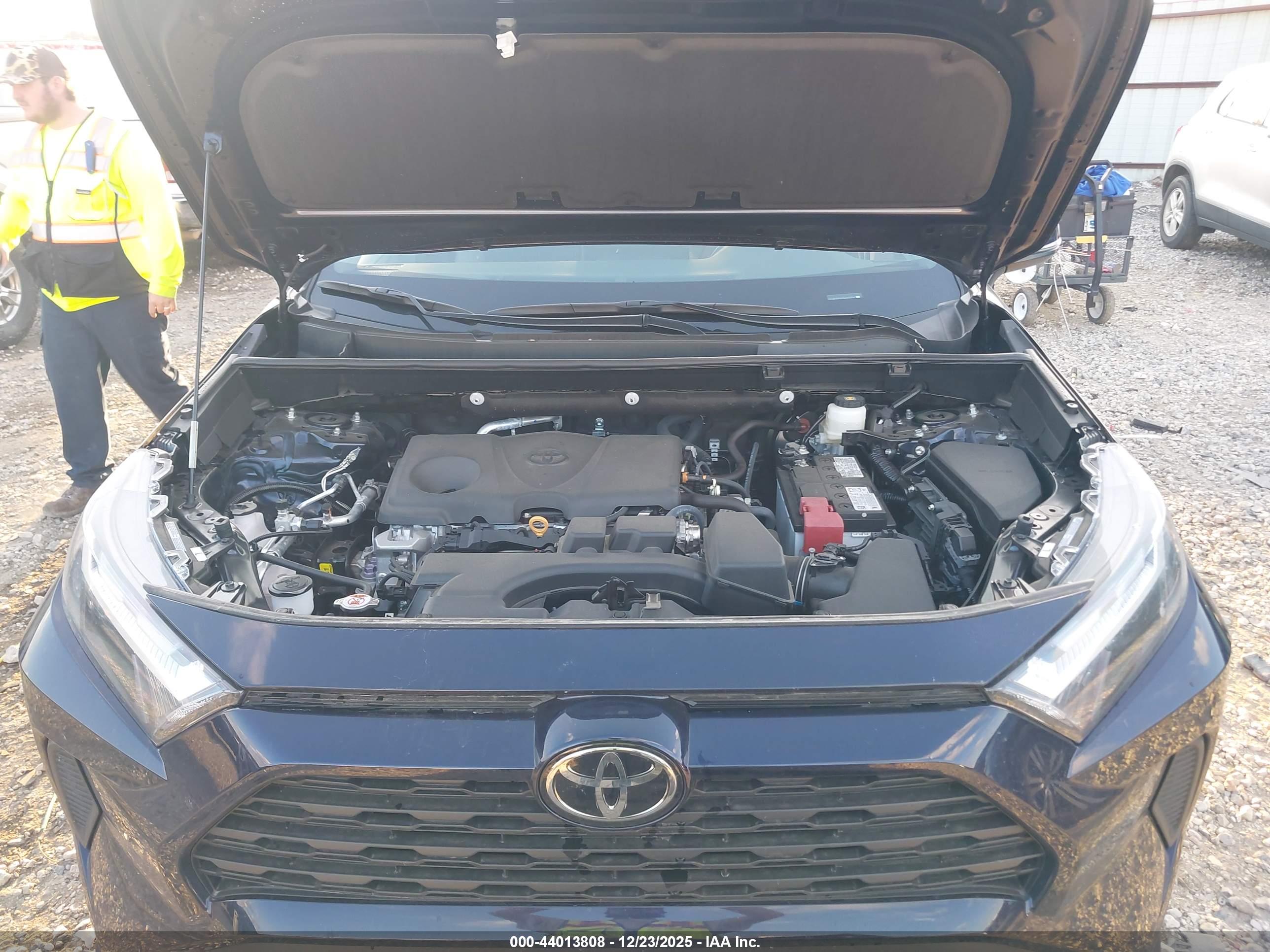 TOYOTA RAV4 image 10