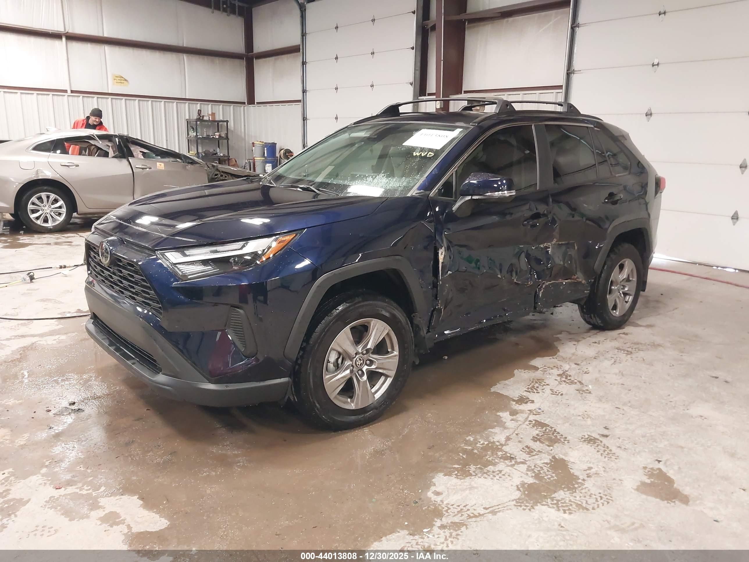 TOYOTA RAV4 image 2