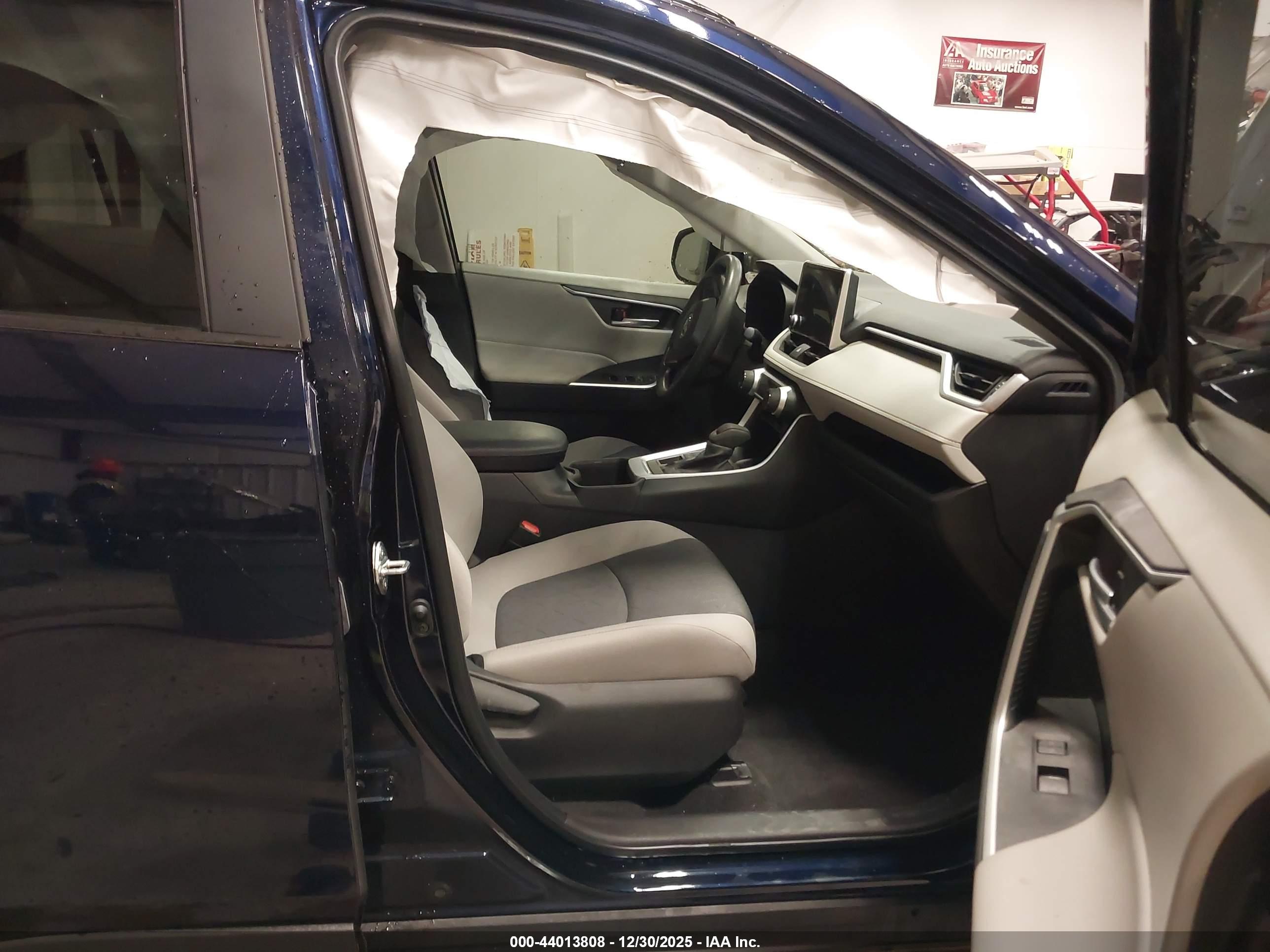 TOYOTA RAV4 image 5