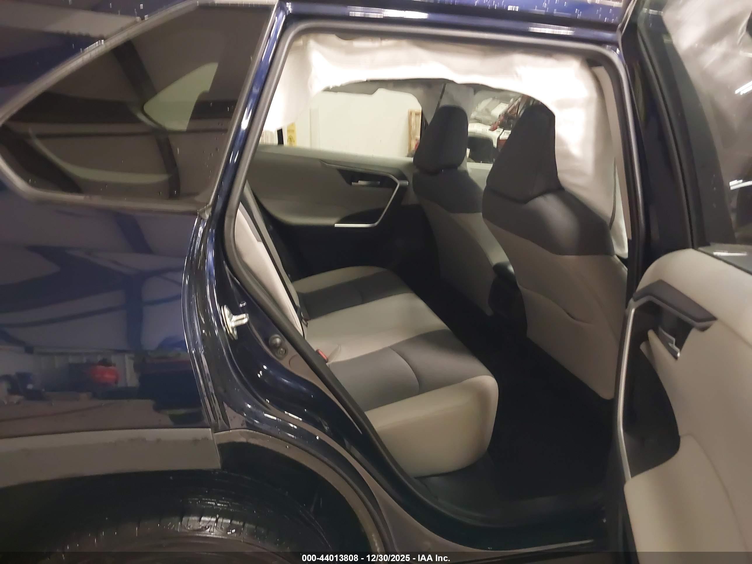 TOYOTA RAV4 image 8