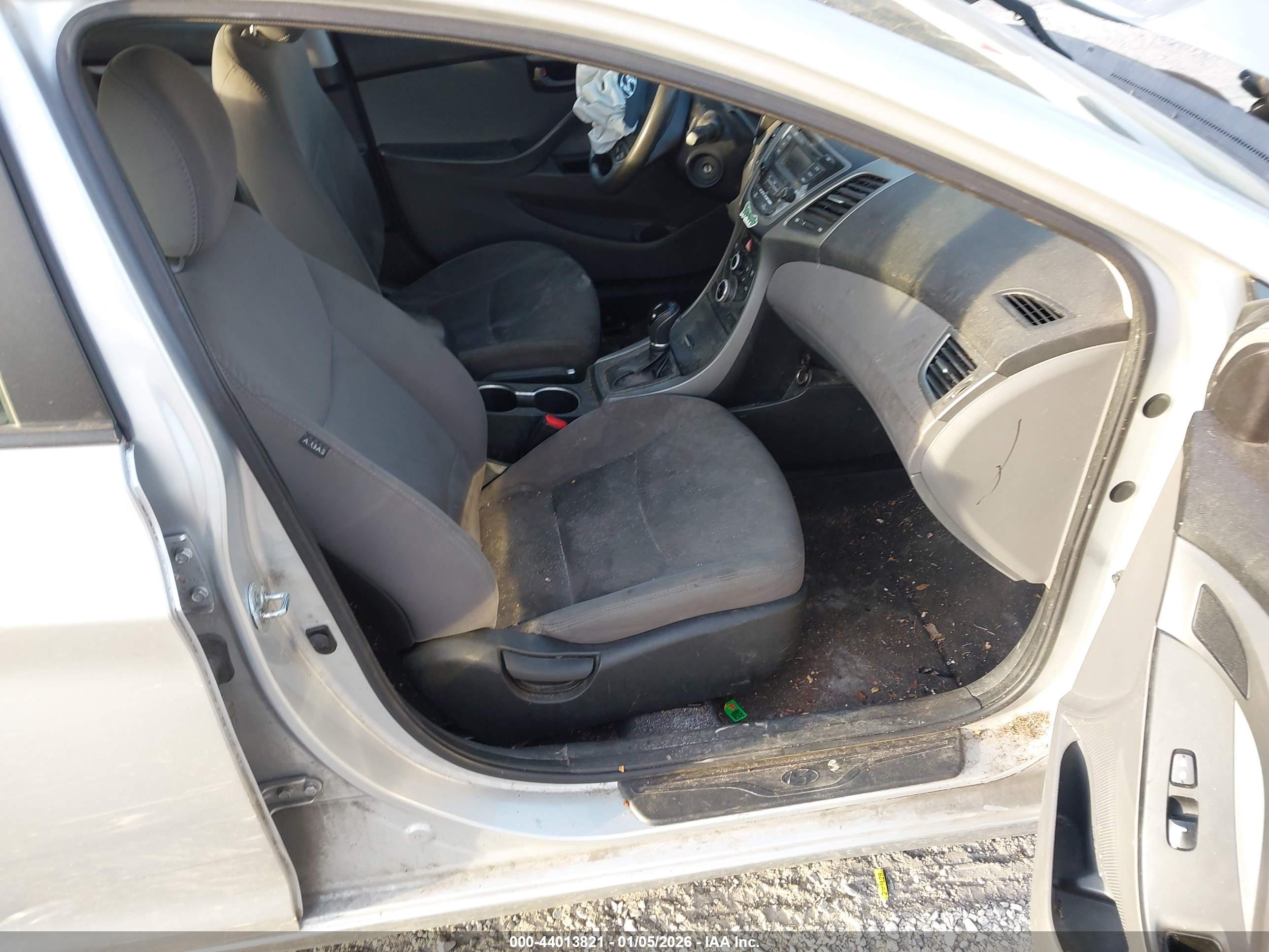 HYUNDAI ELANTRA image 5