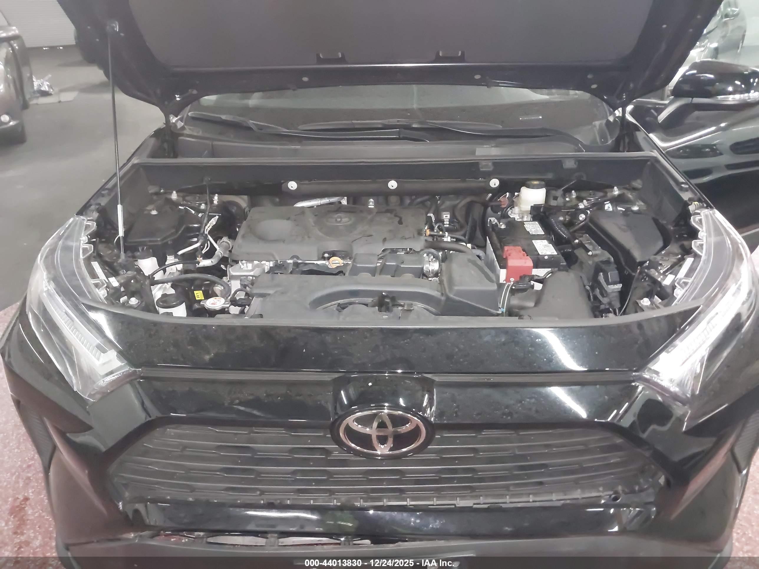 TOYOTA RAV4 image 10