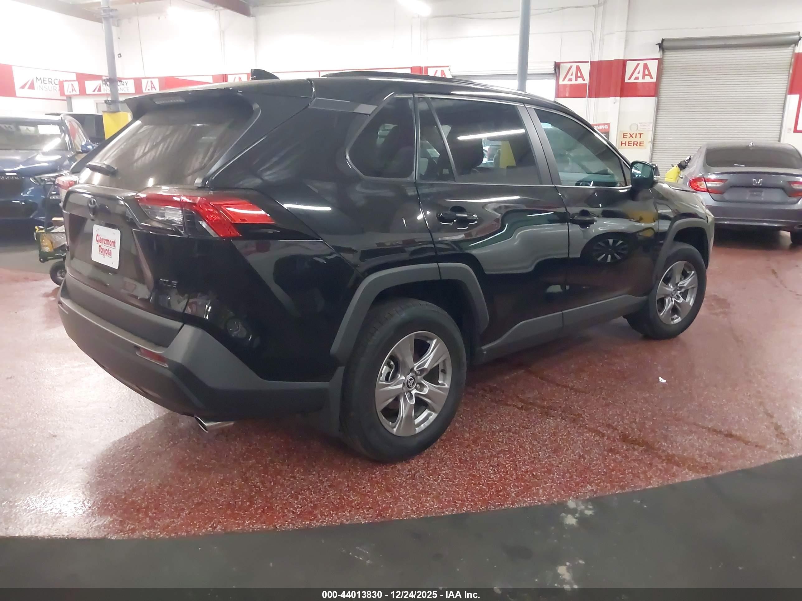 TOYOTA RAV4 image 4