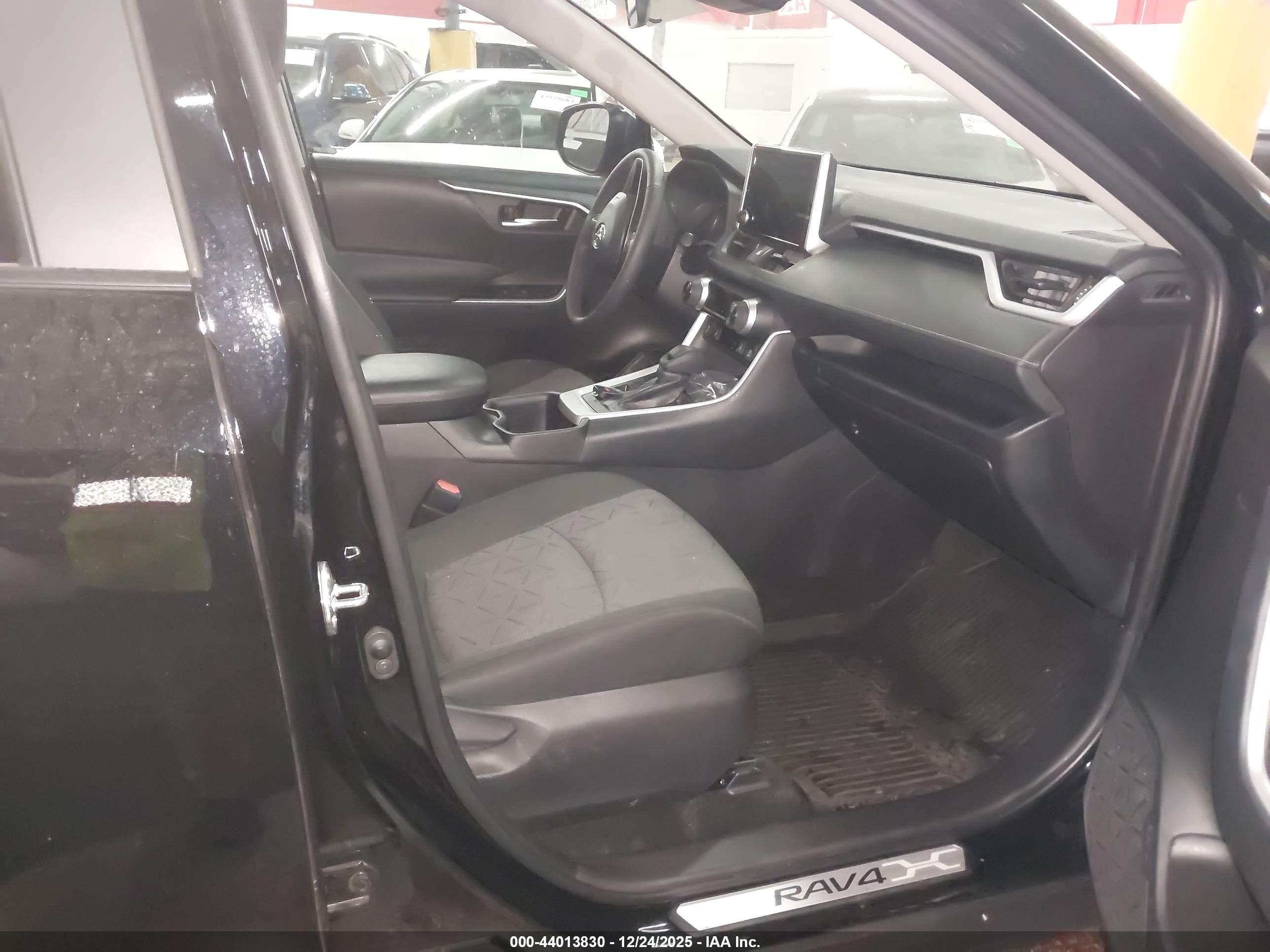 TOYOTA RAV4 image 5