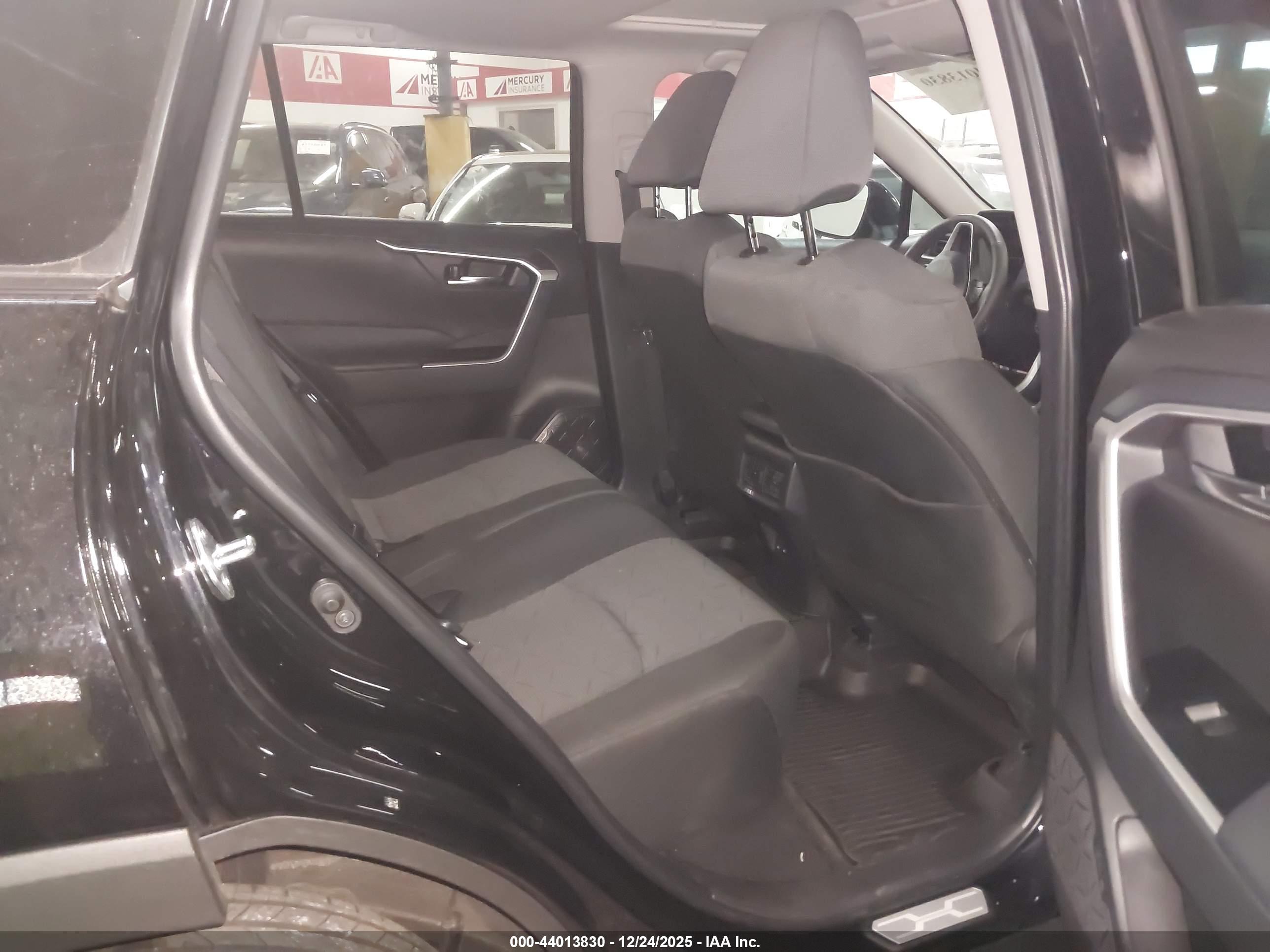 TOYOTA RAV4 image 8