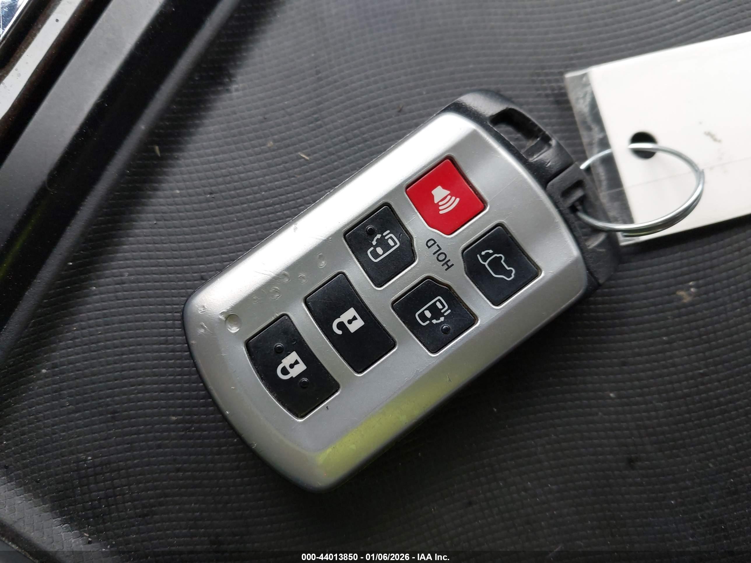 TOYOTA SIENNA image 11