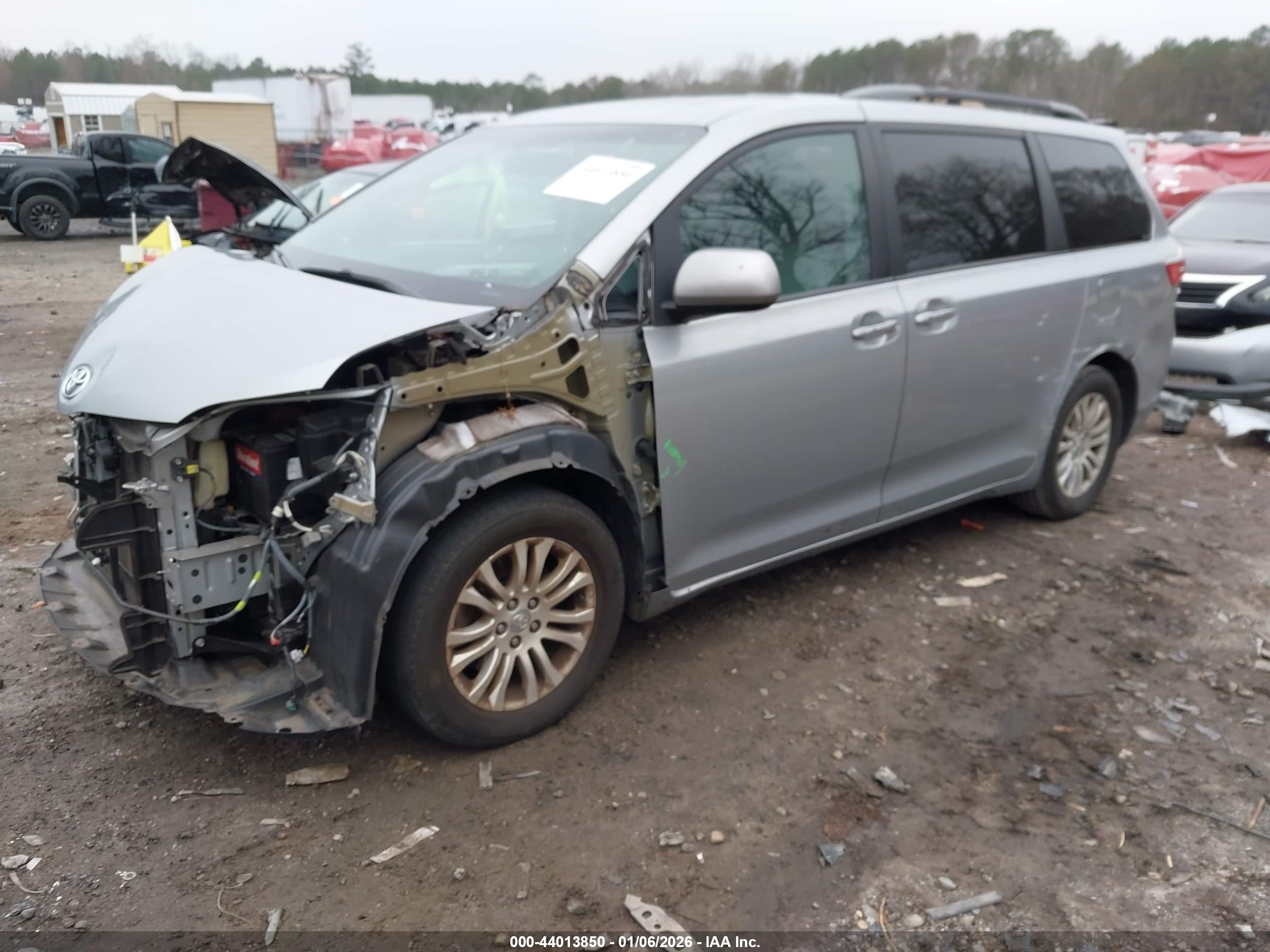 TOYOTA SIENNA image 2