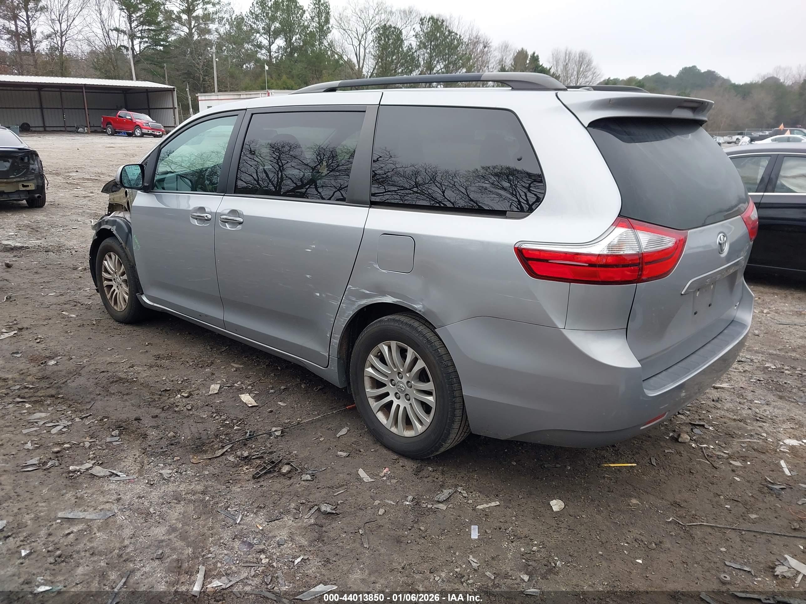 TOYOTA SIENNA image 3