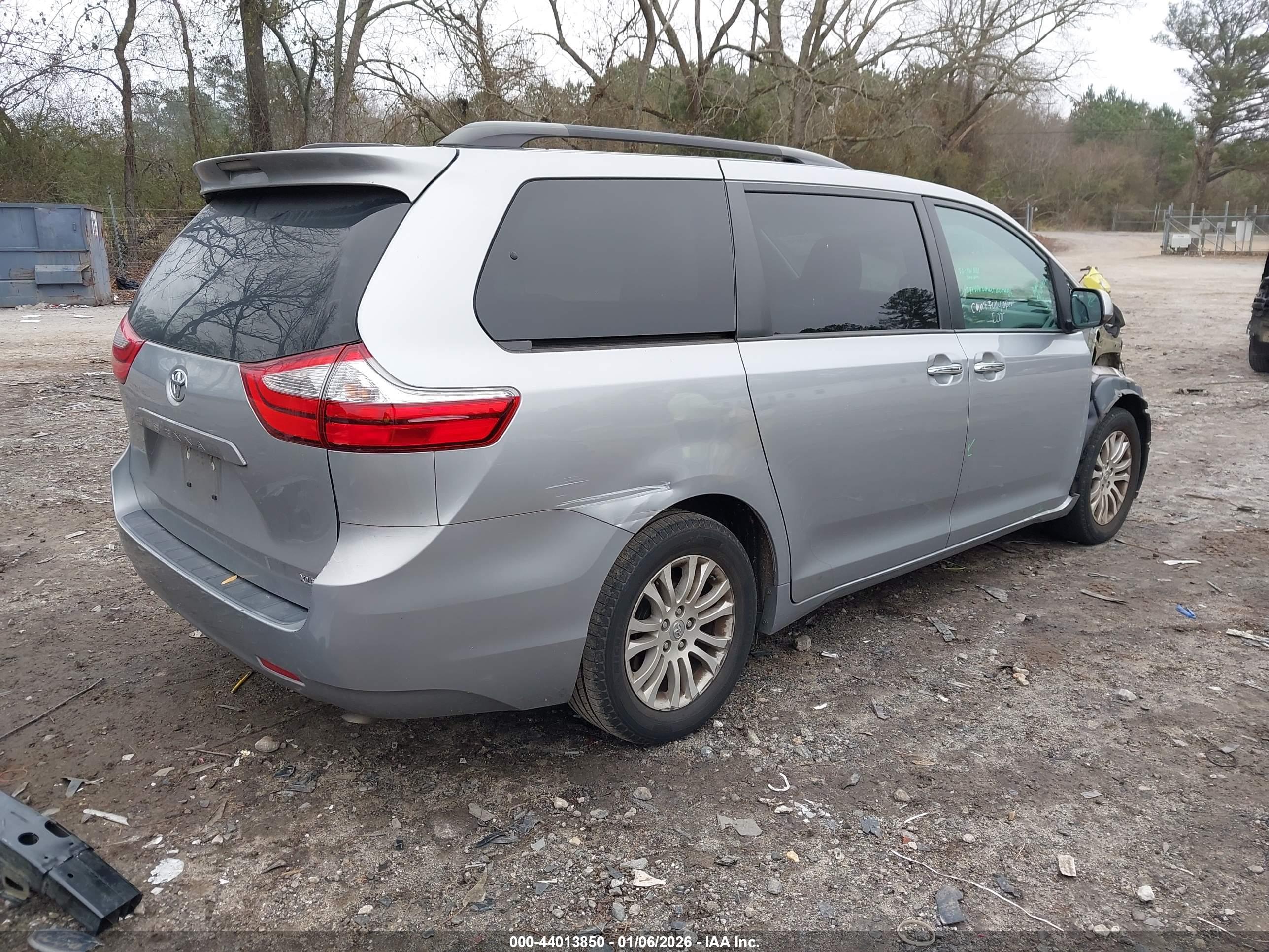 TOYOTA SIENNA image 4