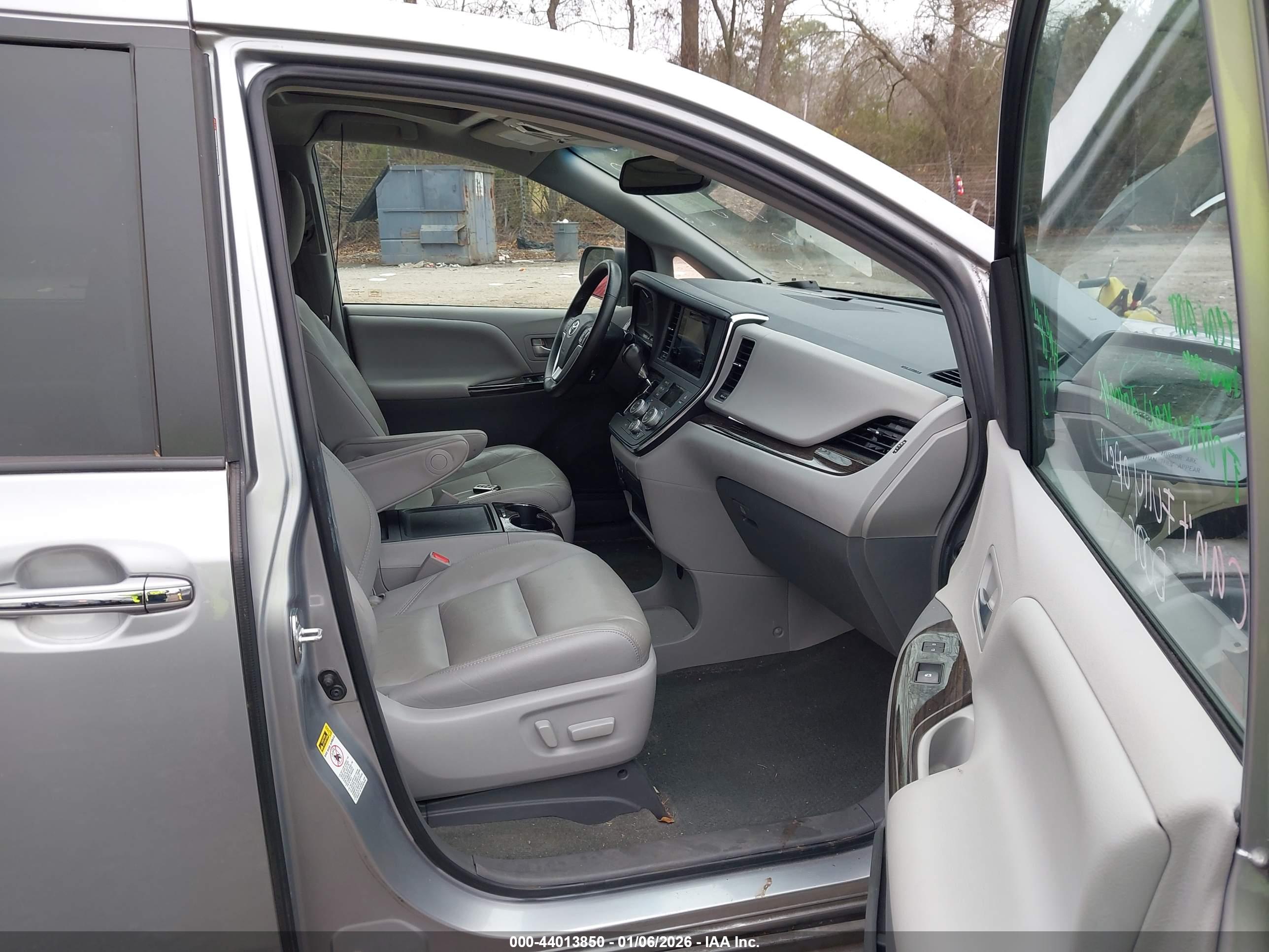 TOYOTA SIENNA image 5