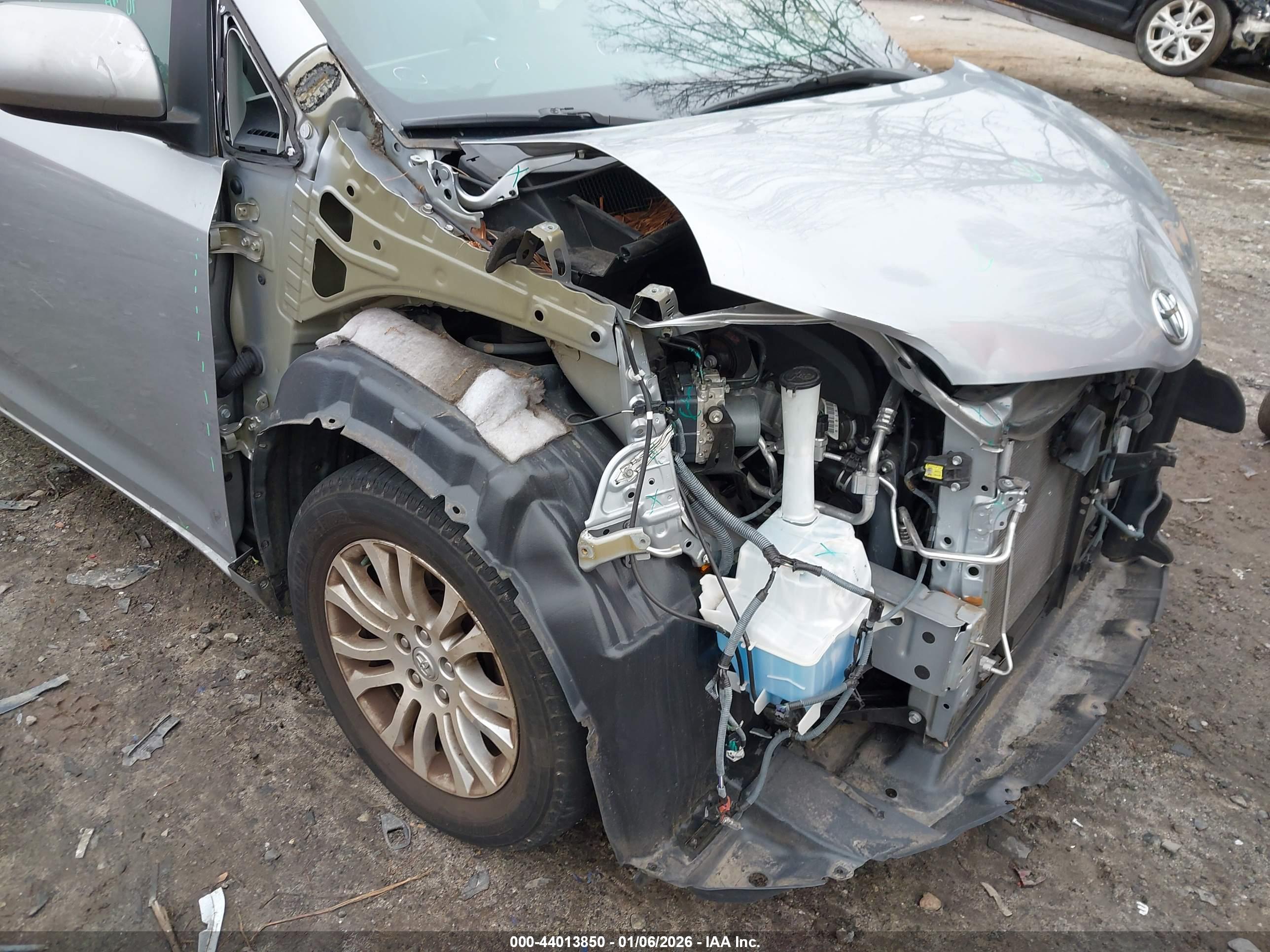 TOYOTA SIENNA image 6