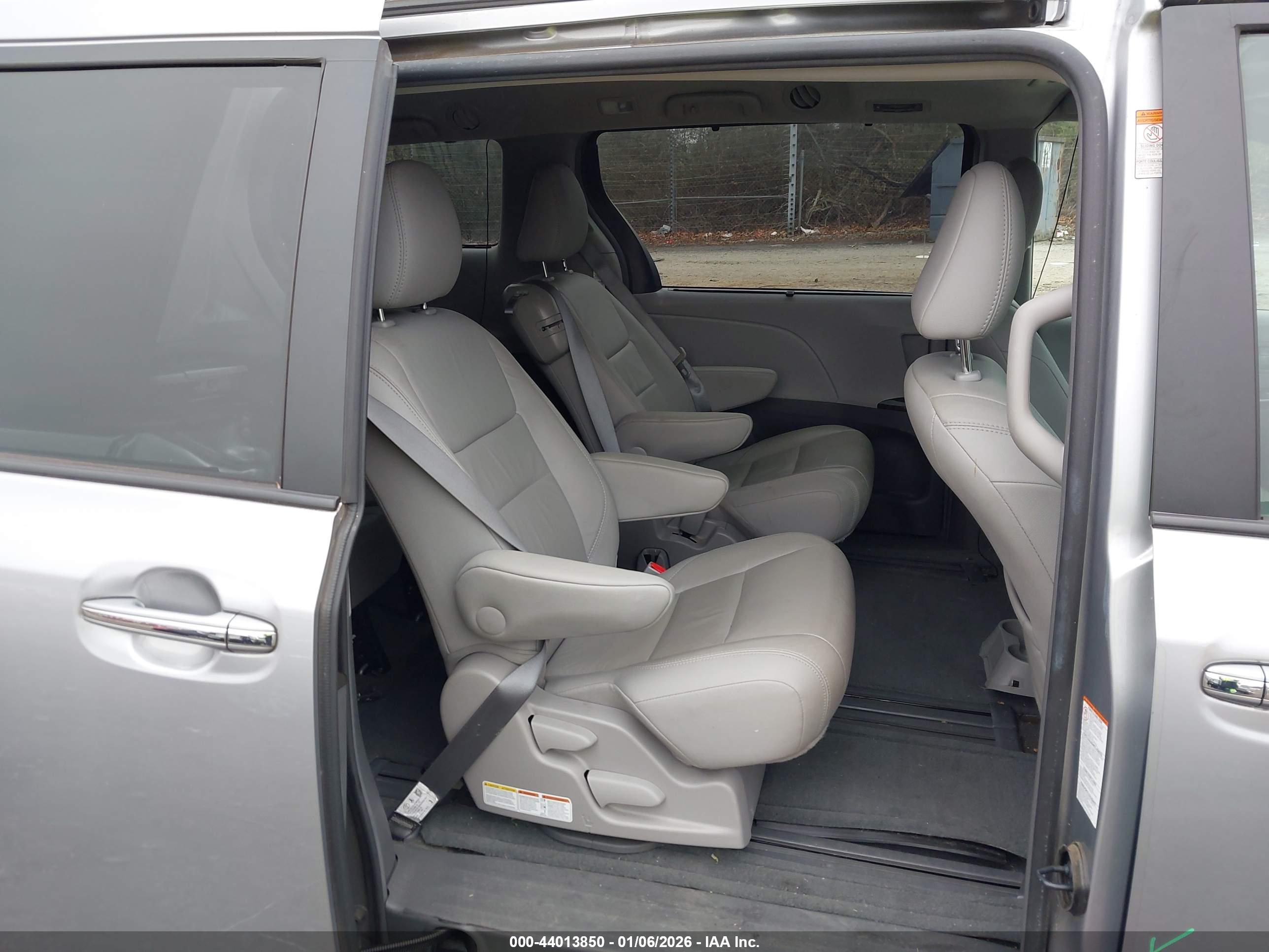 TOYOTA SIENNA image 8