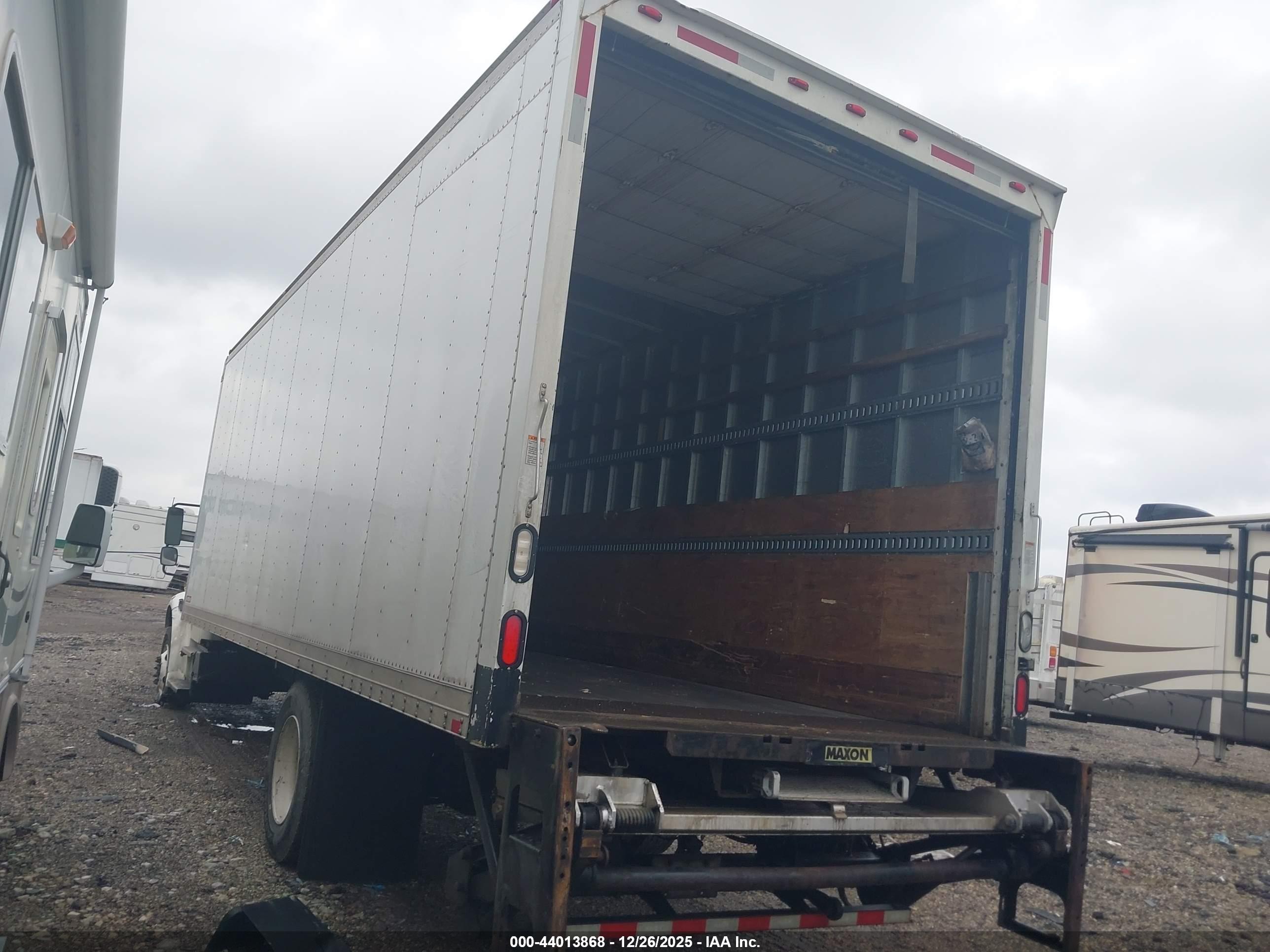 FREIGHTLINER M2 image 3