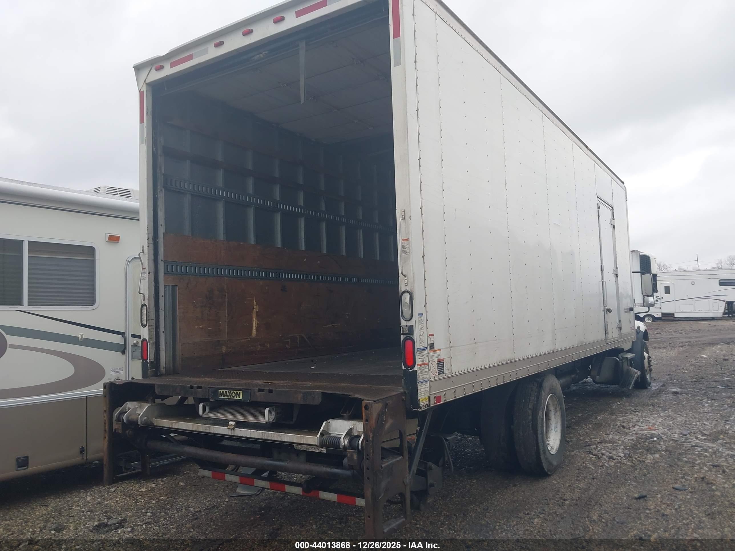 FREIGHTLINER M2 image 4