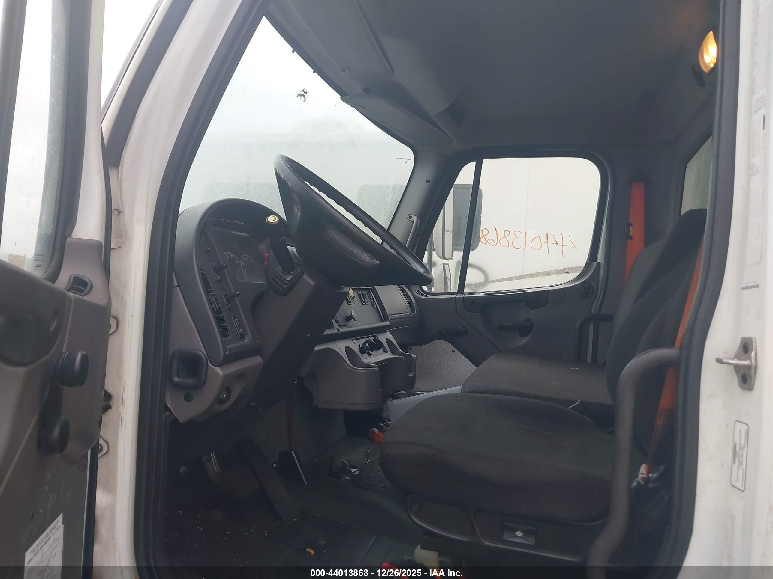 FREIGHTLINER M2 image 7