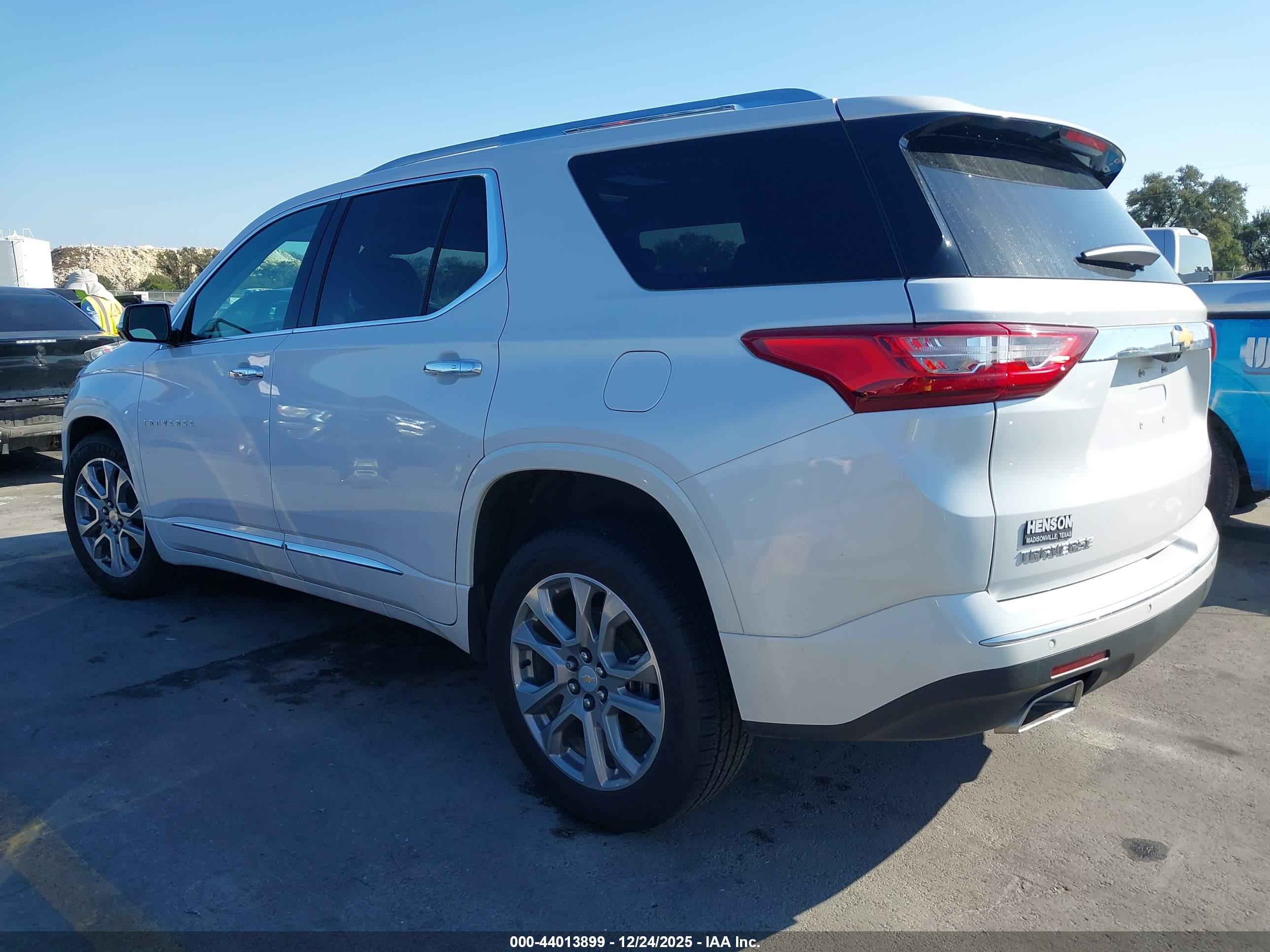 CHEVROLET TRAVERSE image 3
