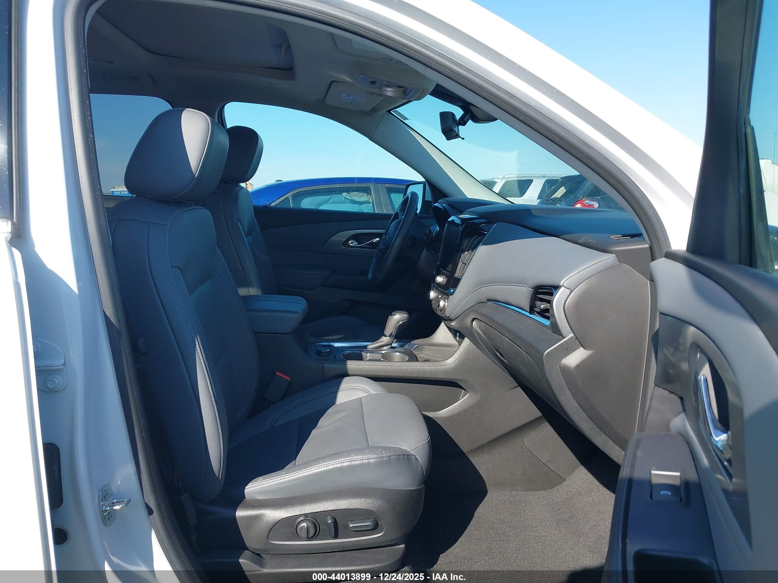 CHEVROLET TRAVERSE image 5