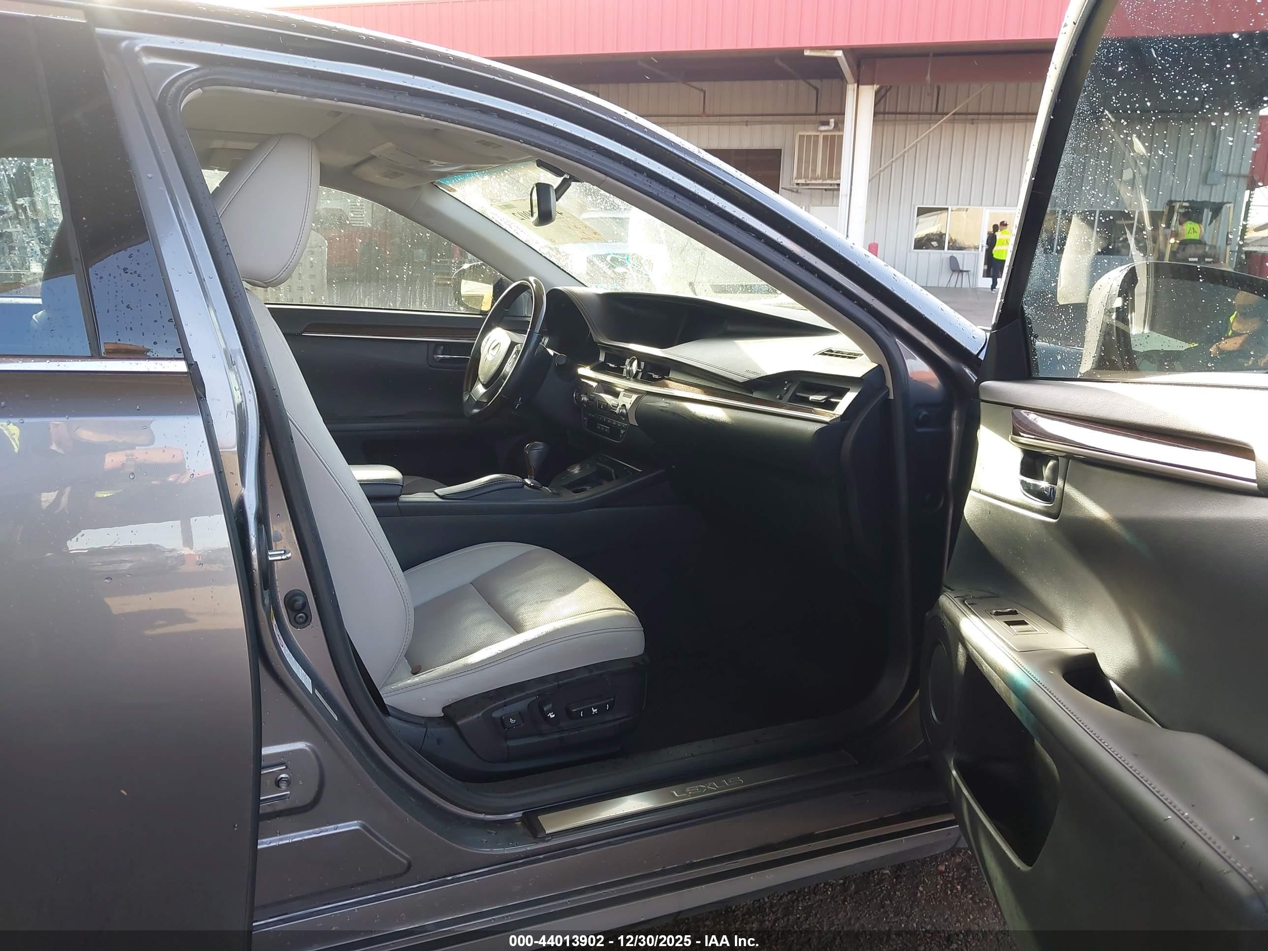 LEXUS ES image 5