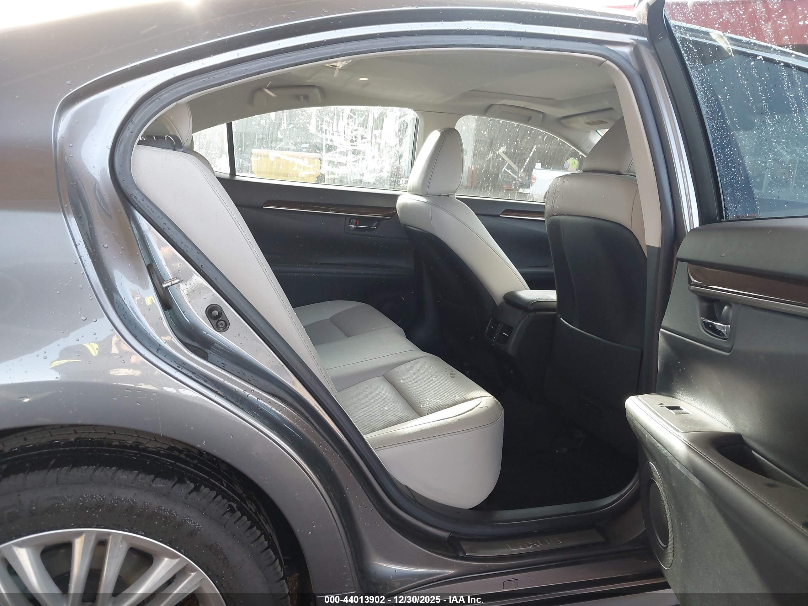 LEXUS ES image 8