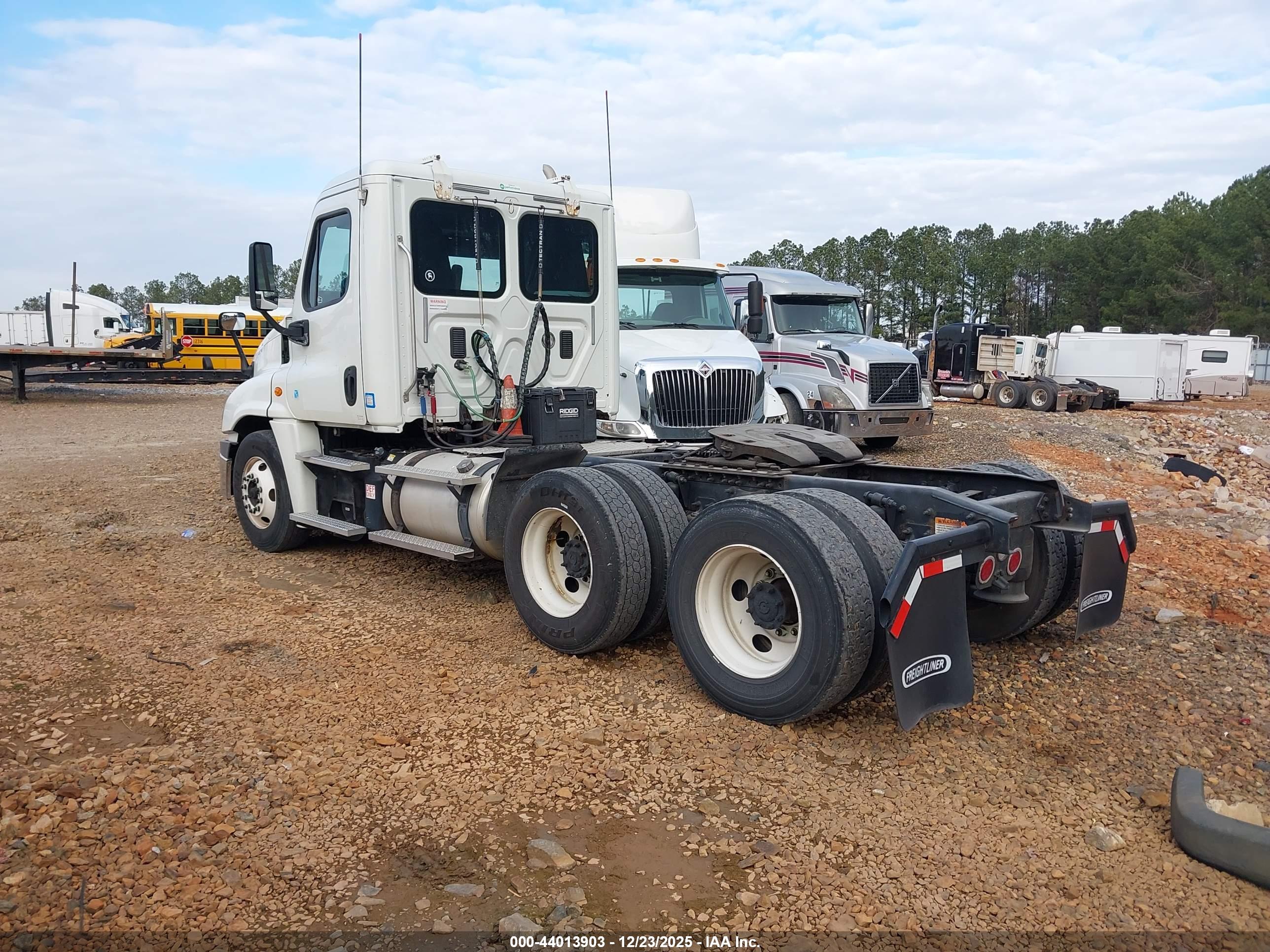 FREIGHTLINER CASCADIA image 3