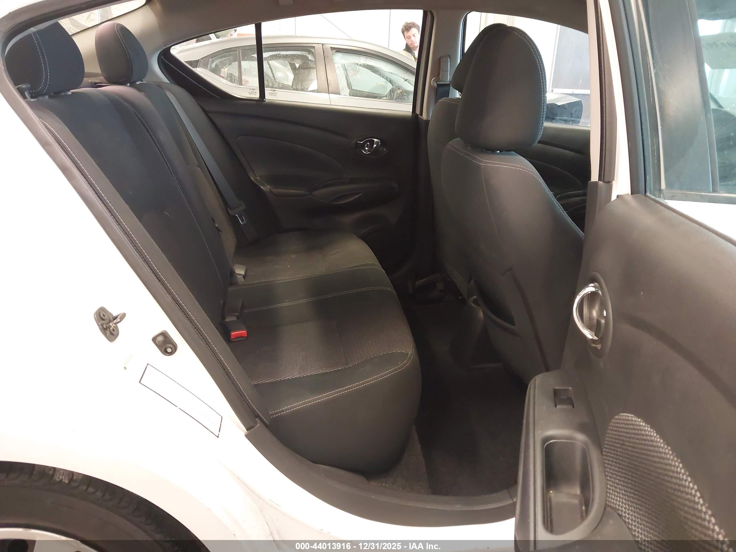 NISSAN VERSA image 8