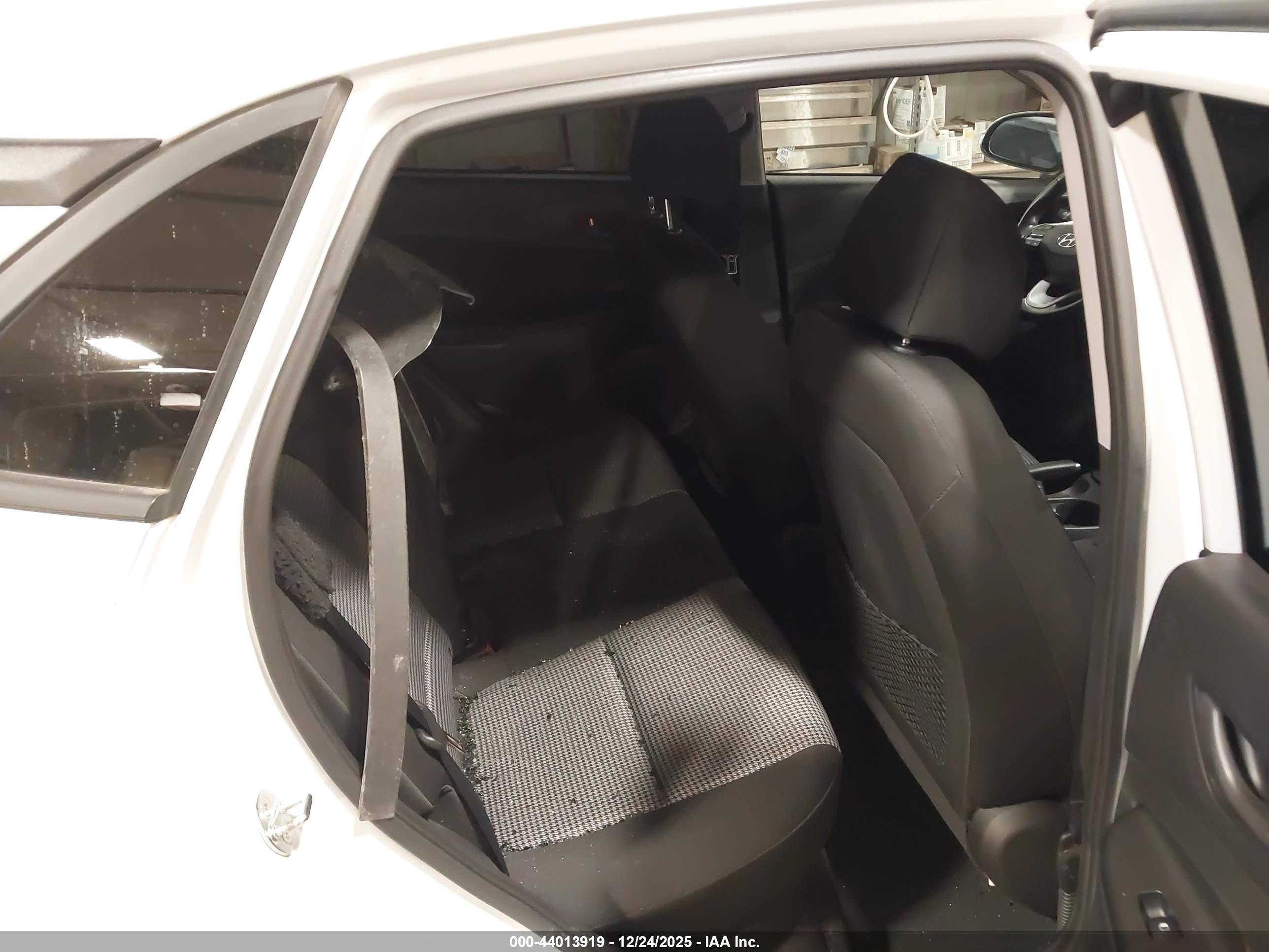 HYUNDAI KONA image 8
