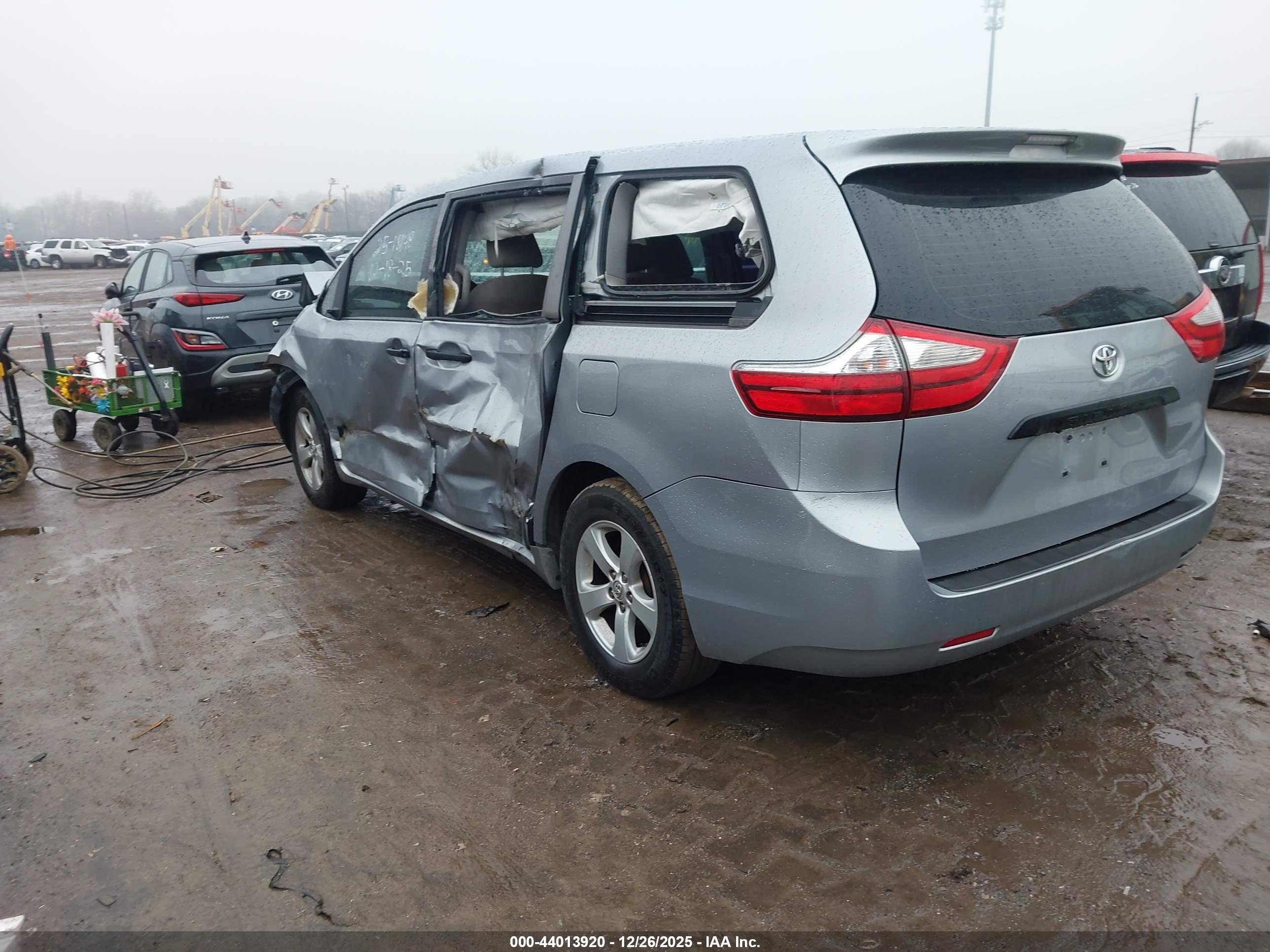 TOYOTA SIENNA image 3