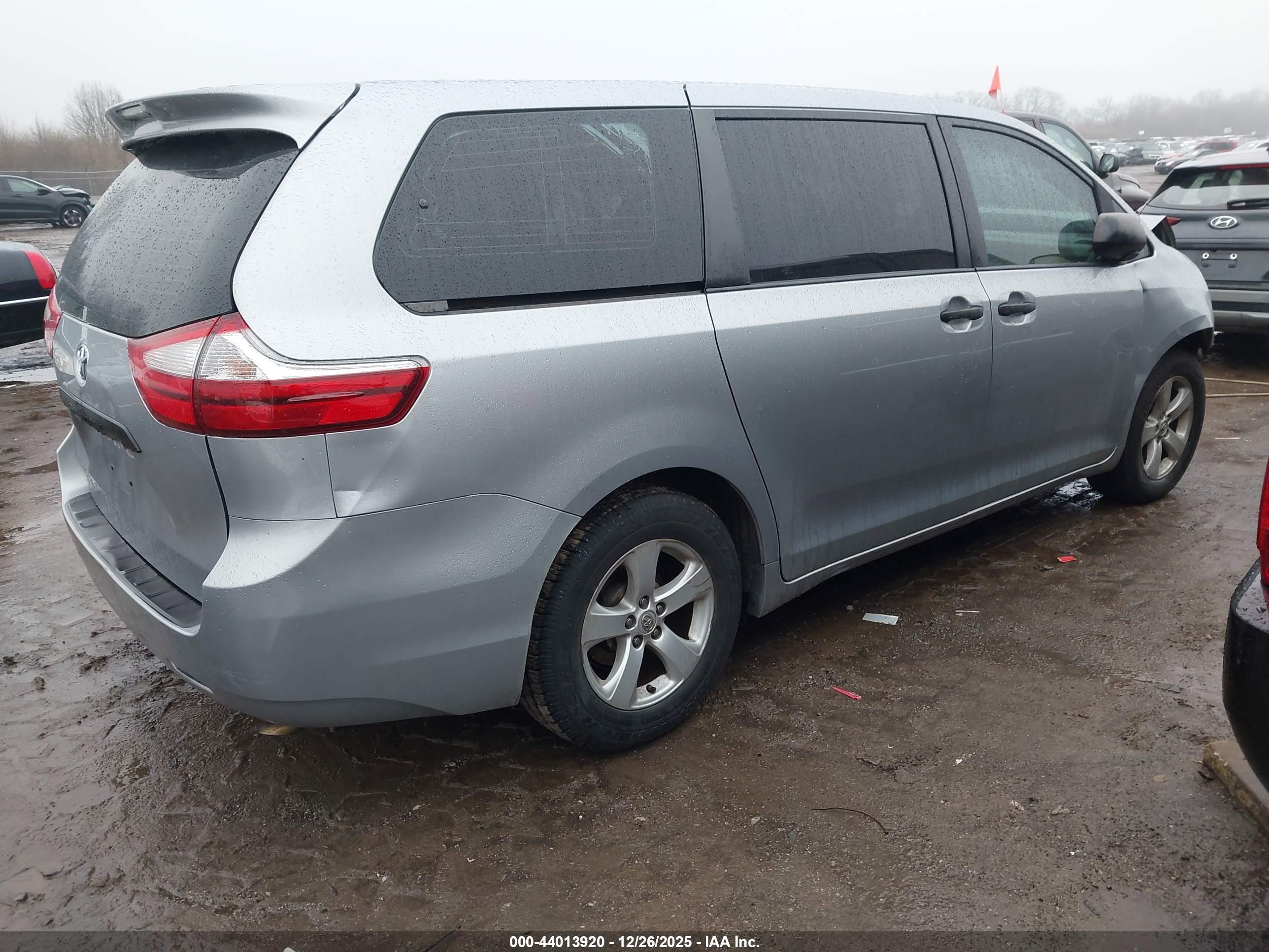 TOYOTA SIENNA image 4