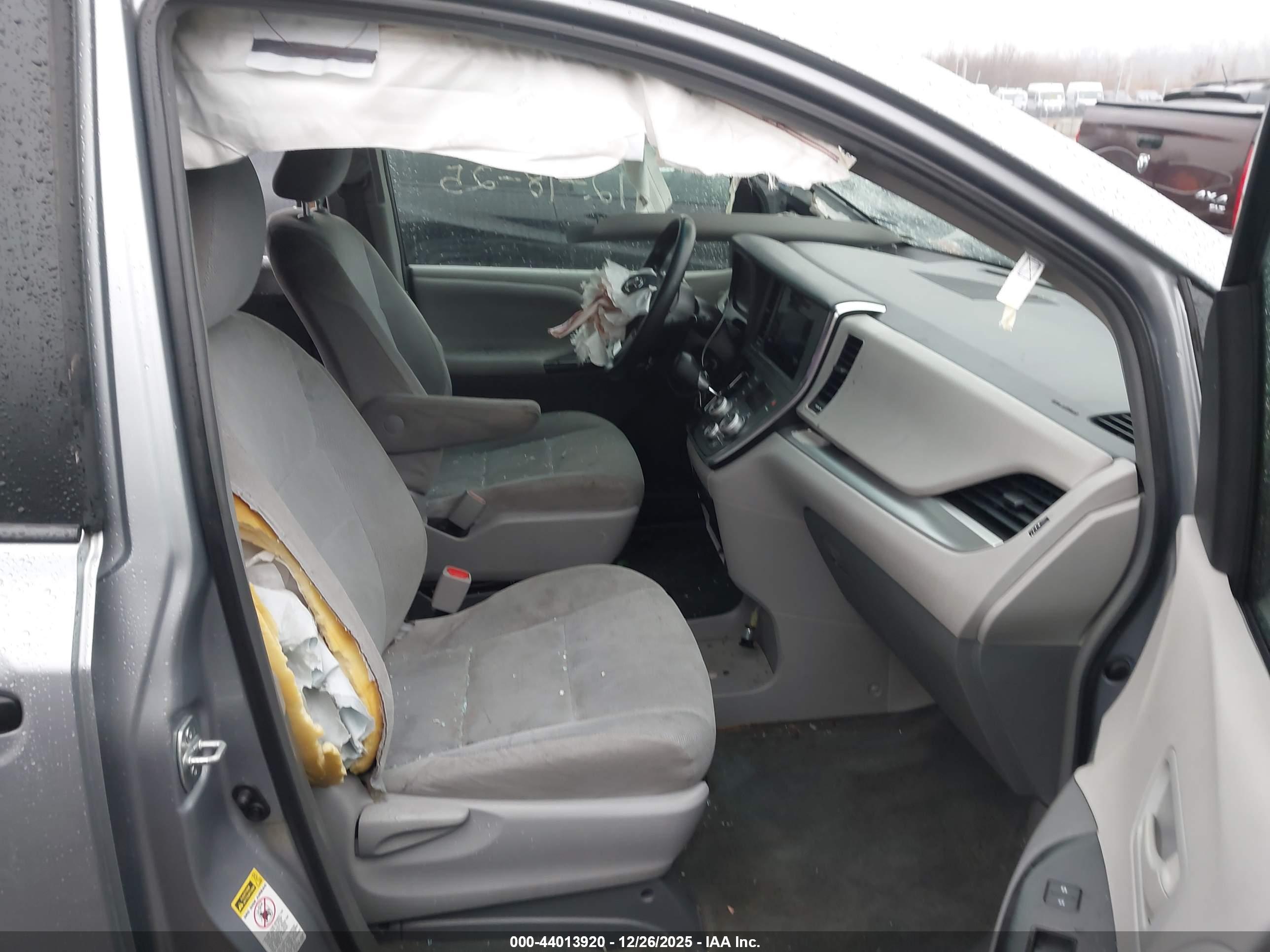 TOYOTA SIENNA image 5