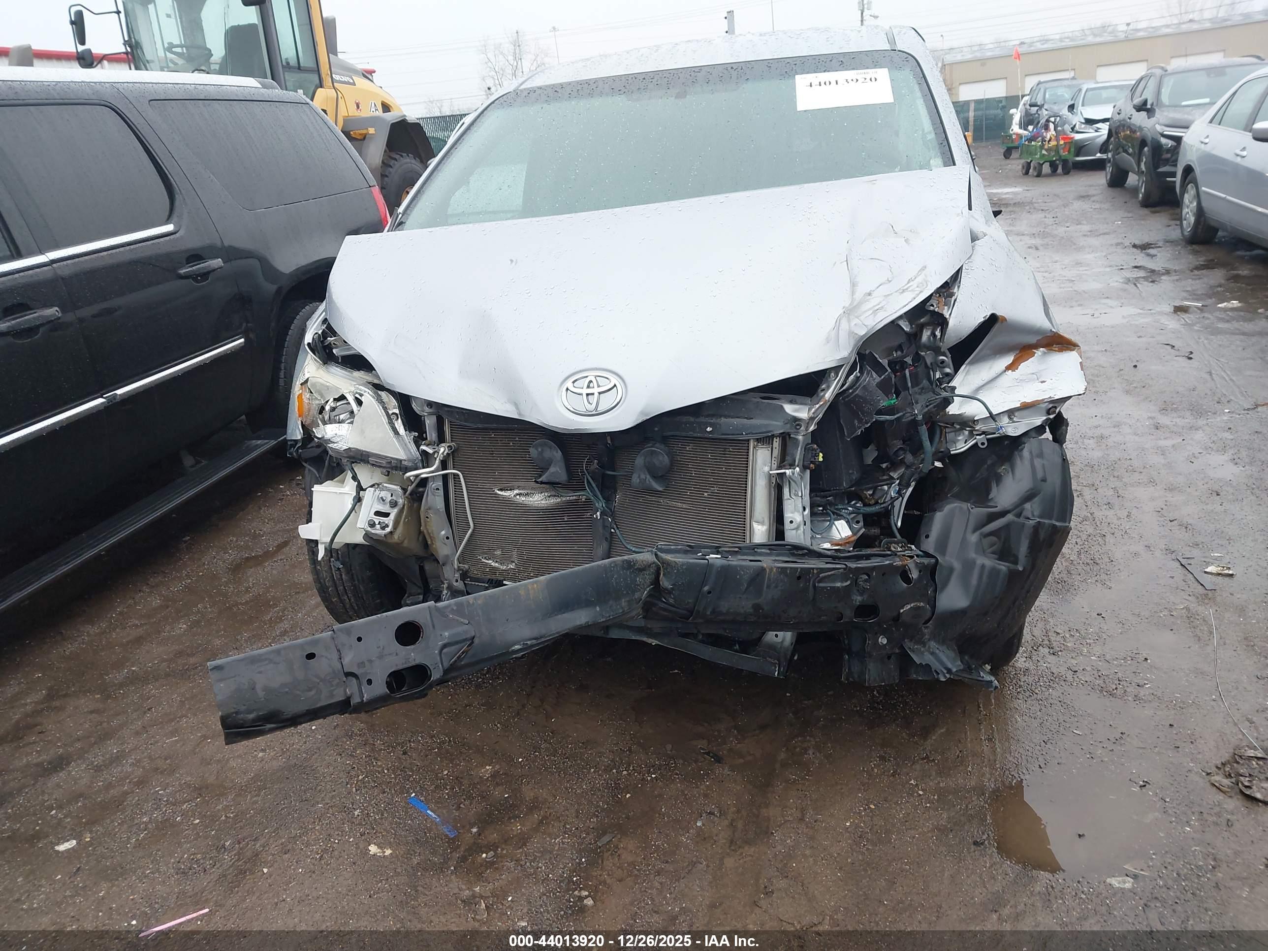 TOYOTA SIENNA image 6