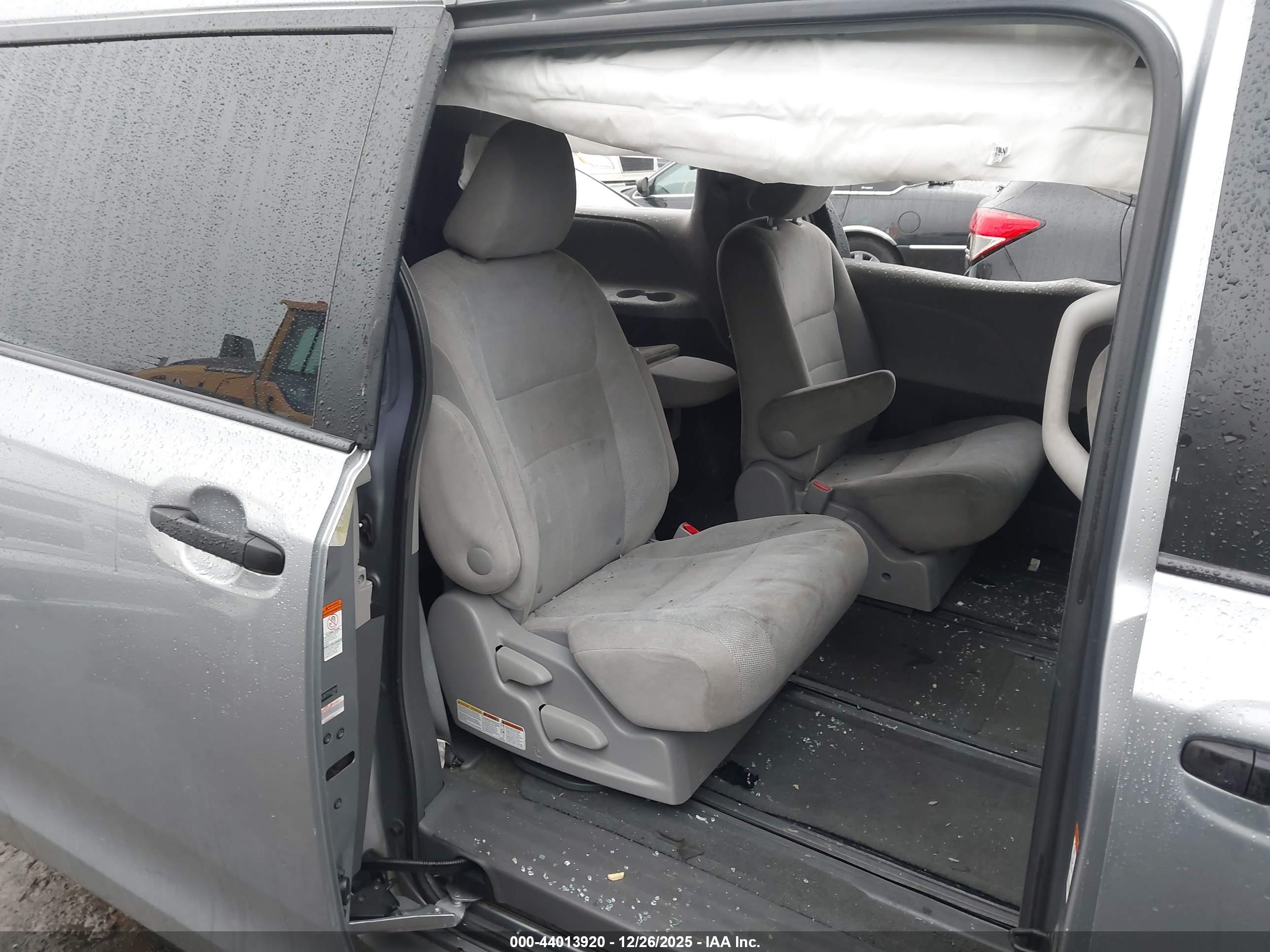 TOYOTA SIENNA image 8