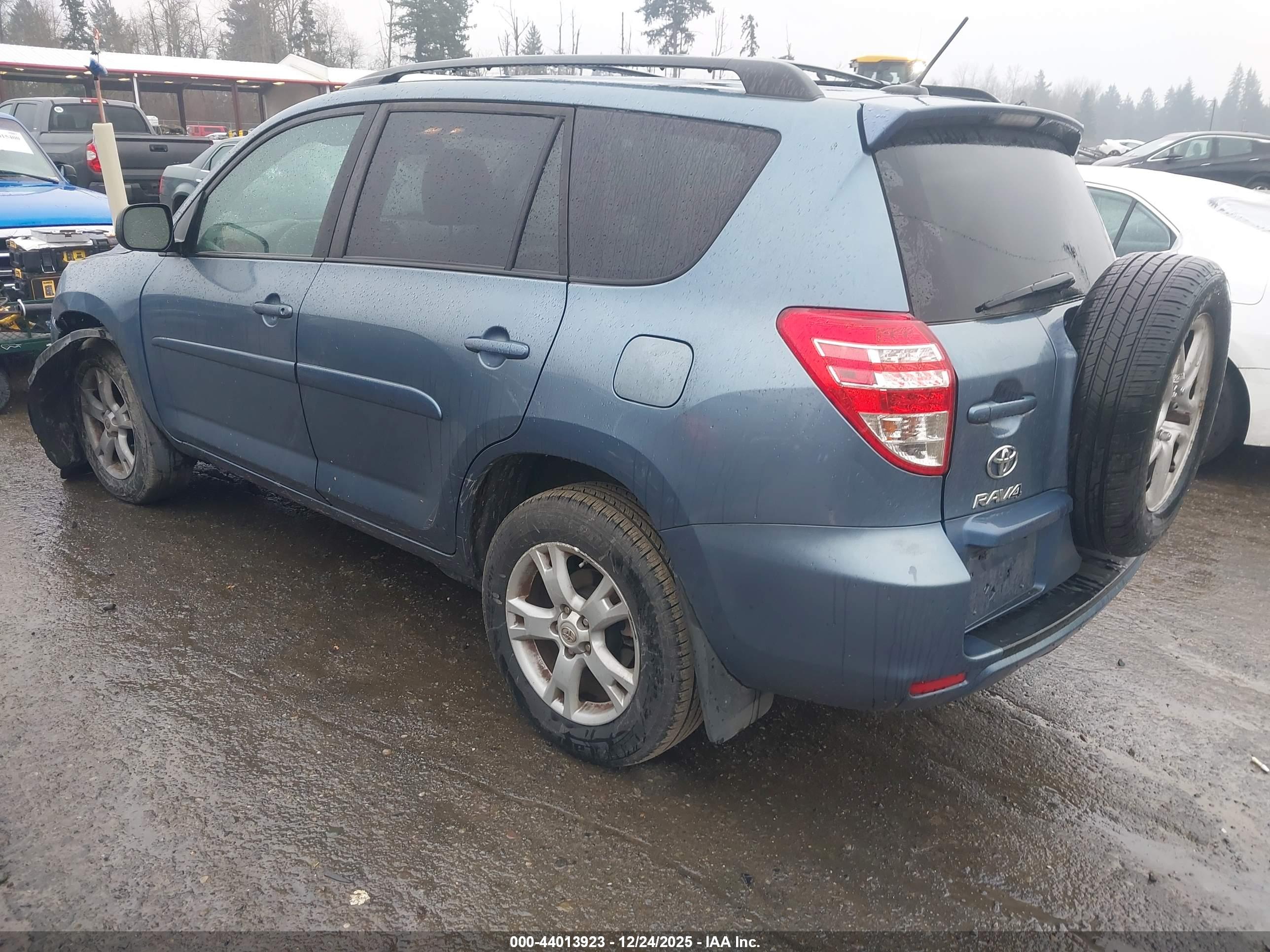 TOYOTA RAV4 image 3