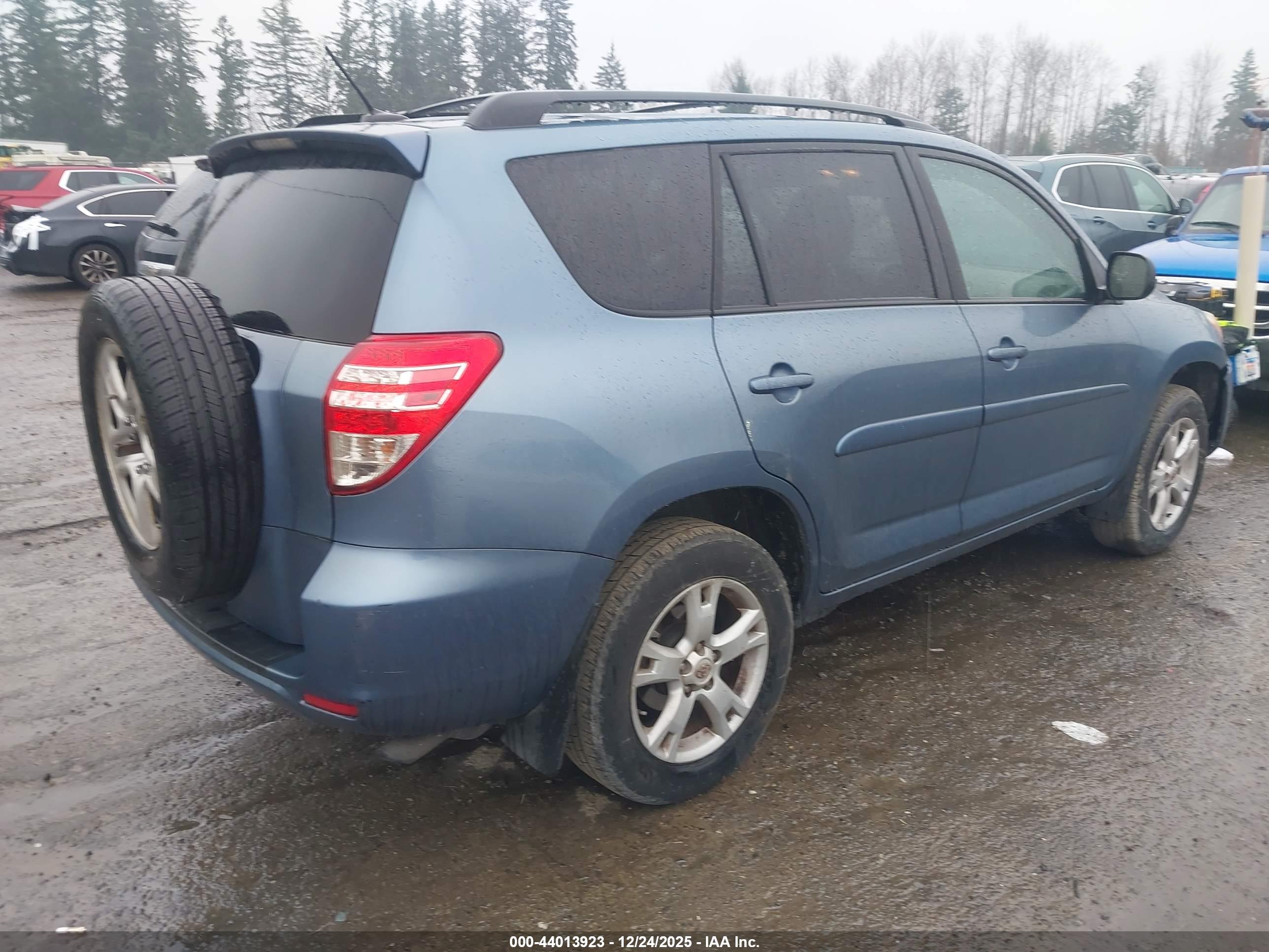 TOYOTA RAV4 image 4
