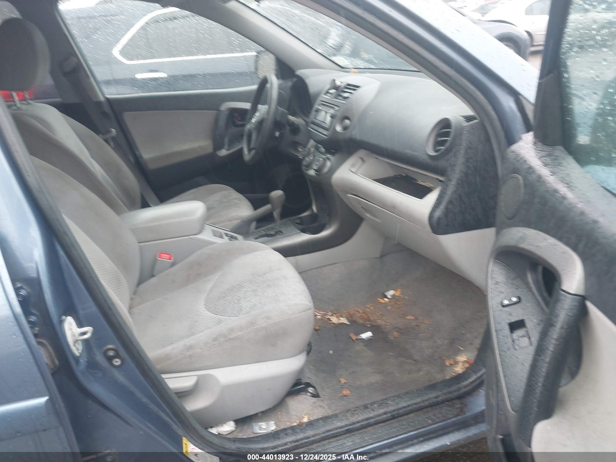 TOYOTA RAV4 image 5