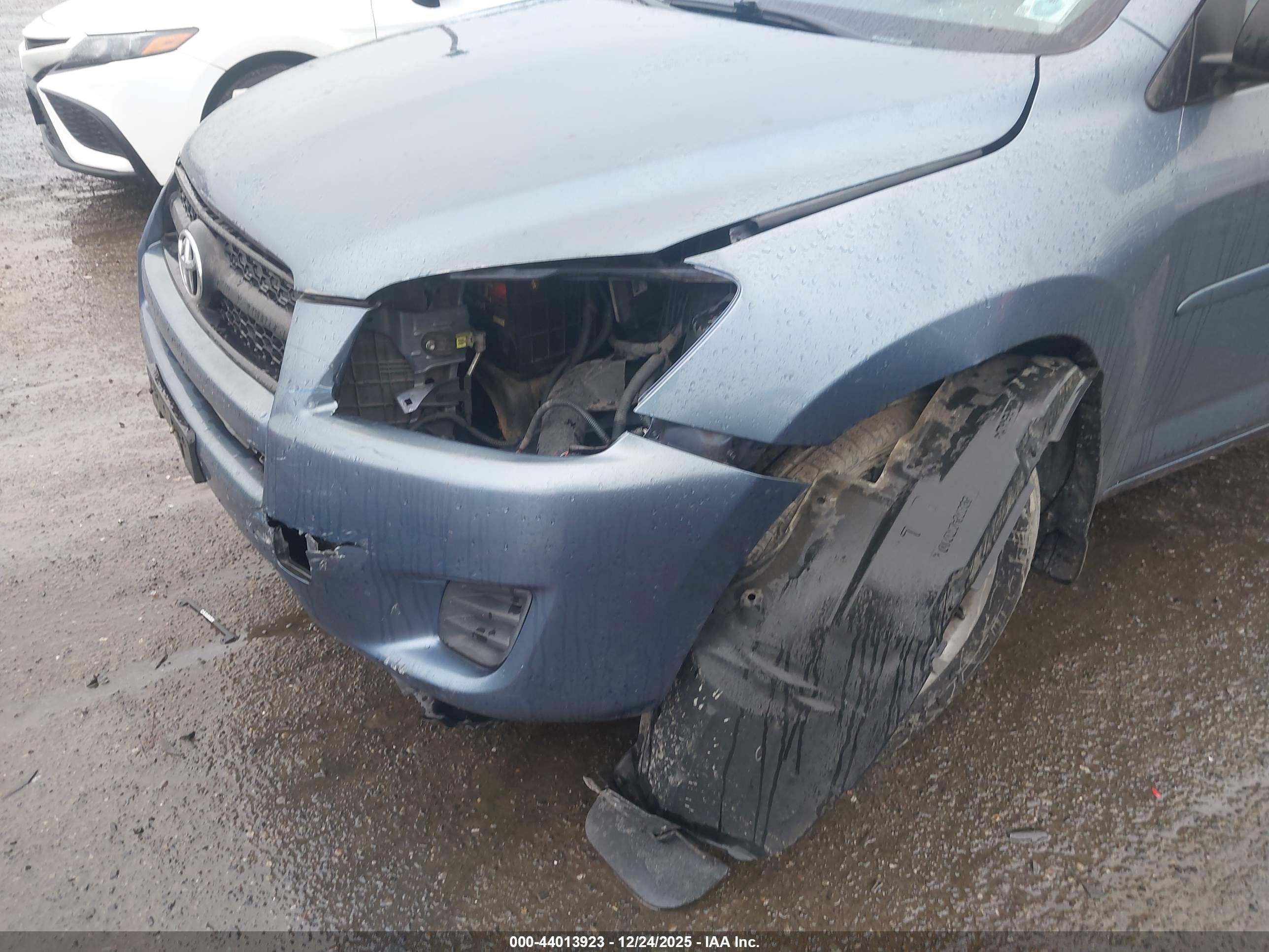 TOYOTA RAV4 image 6