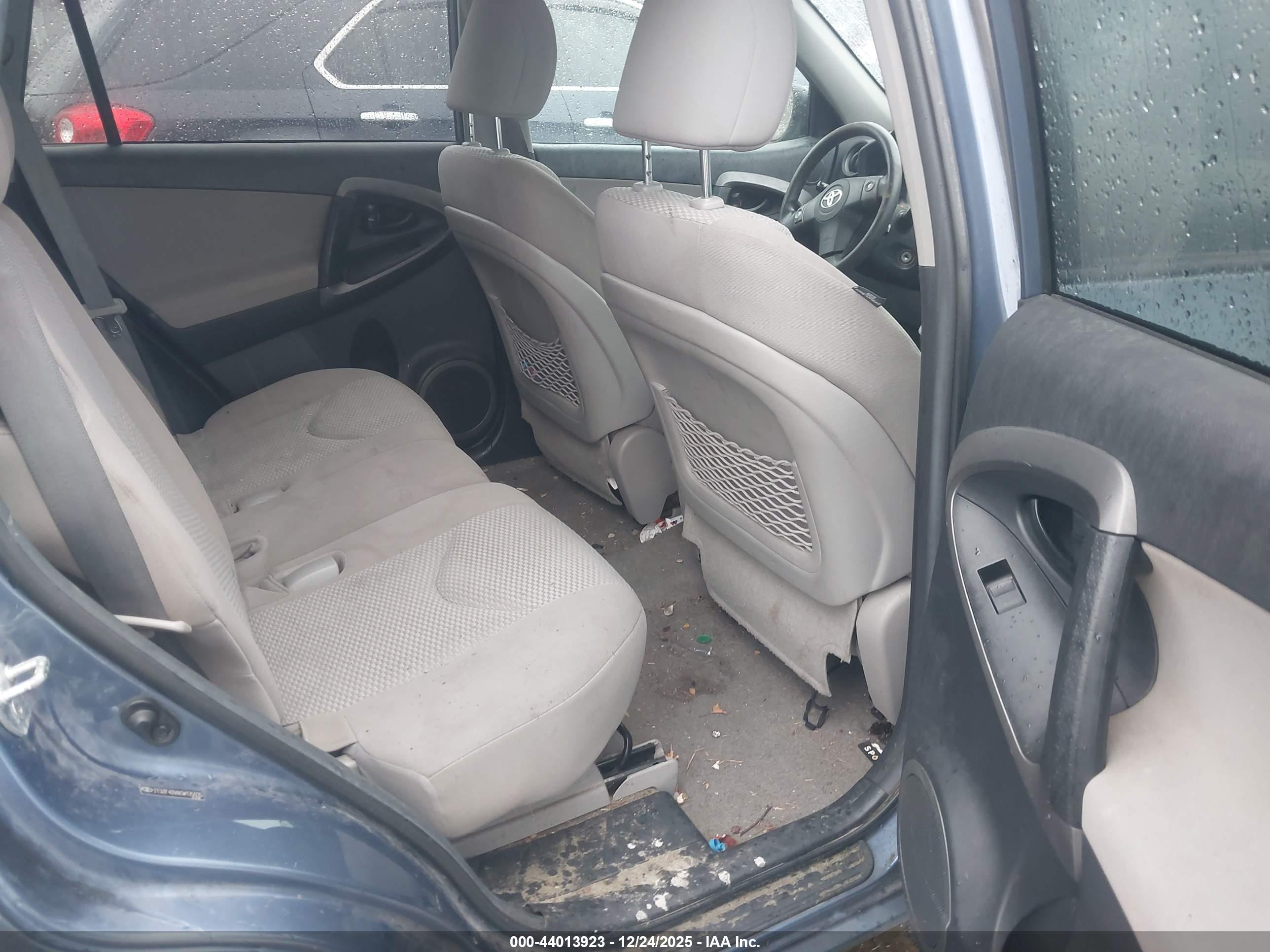 TOYOTA RAV4 image 8