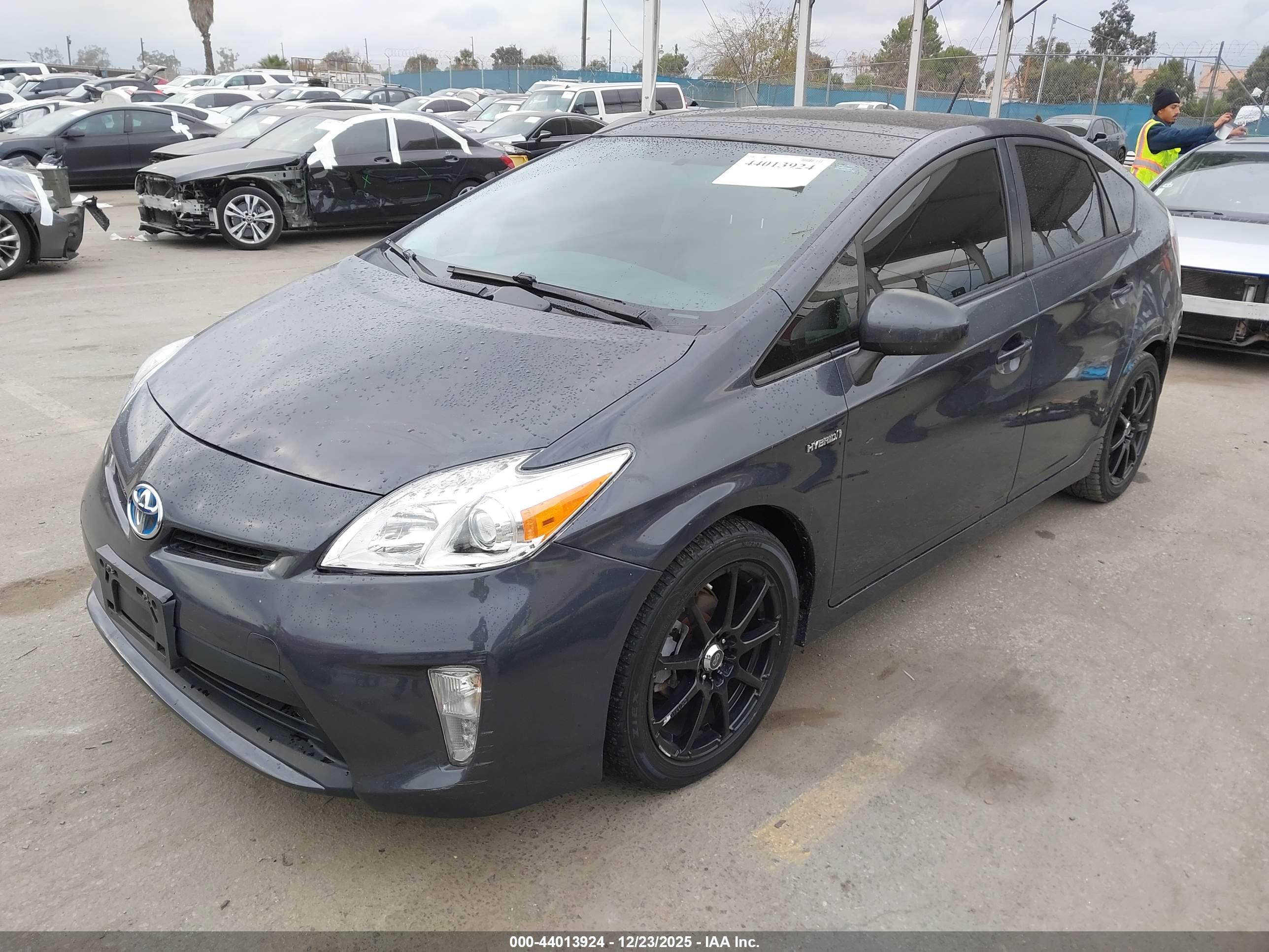 TOYOTA PRIUS image 2