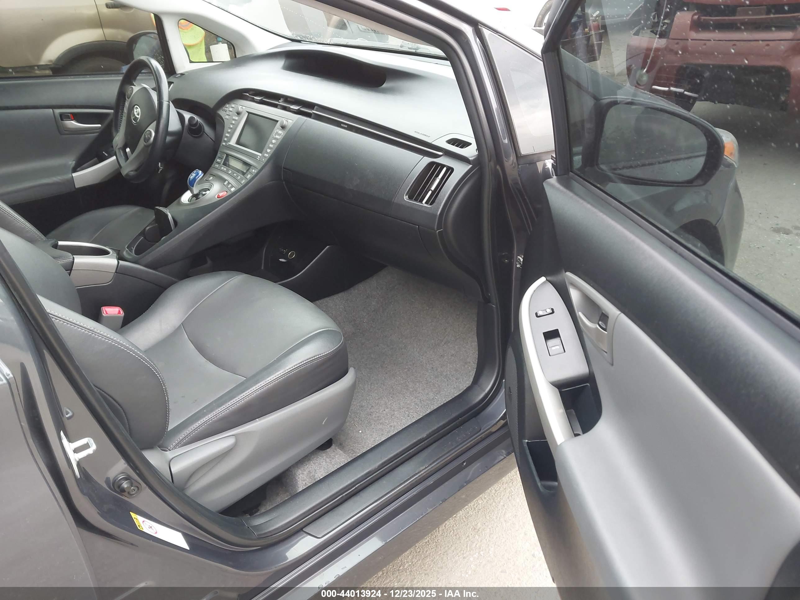 TOYOTA PRIUS image 5