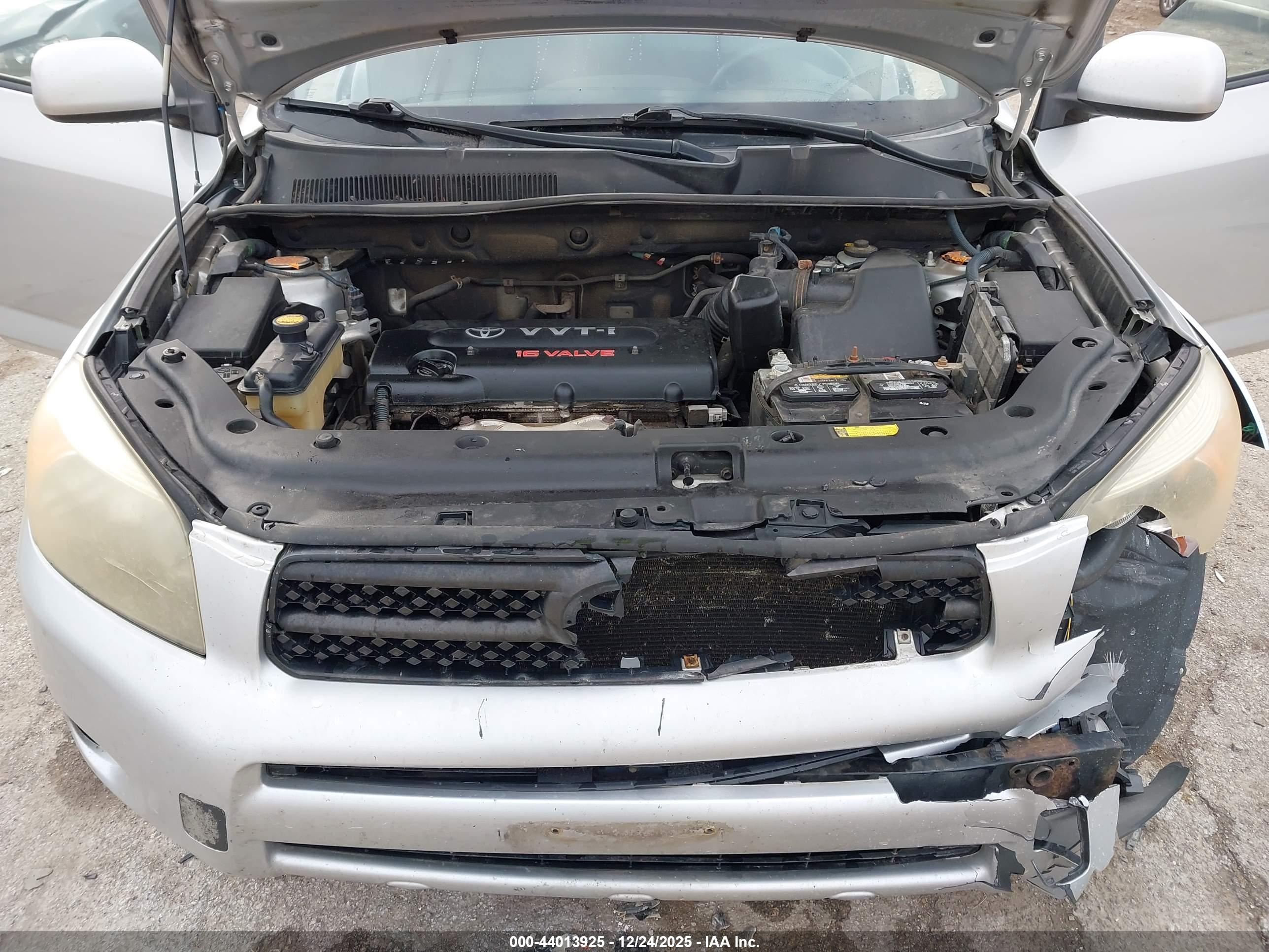 TOYOTA RAV4 image 10