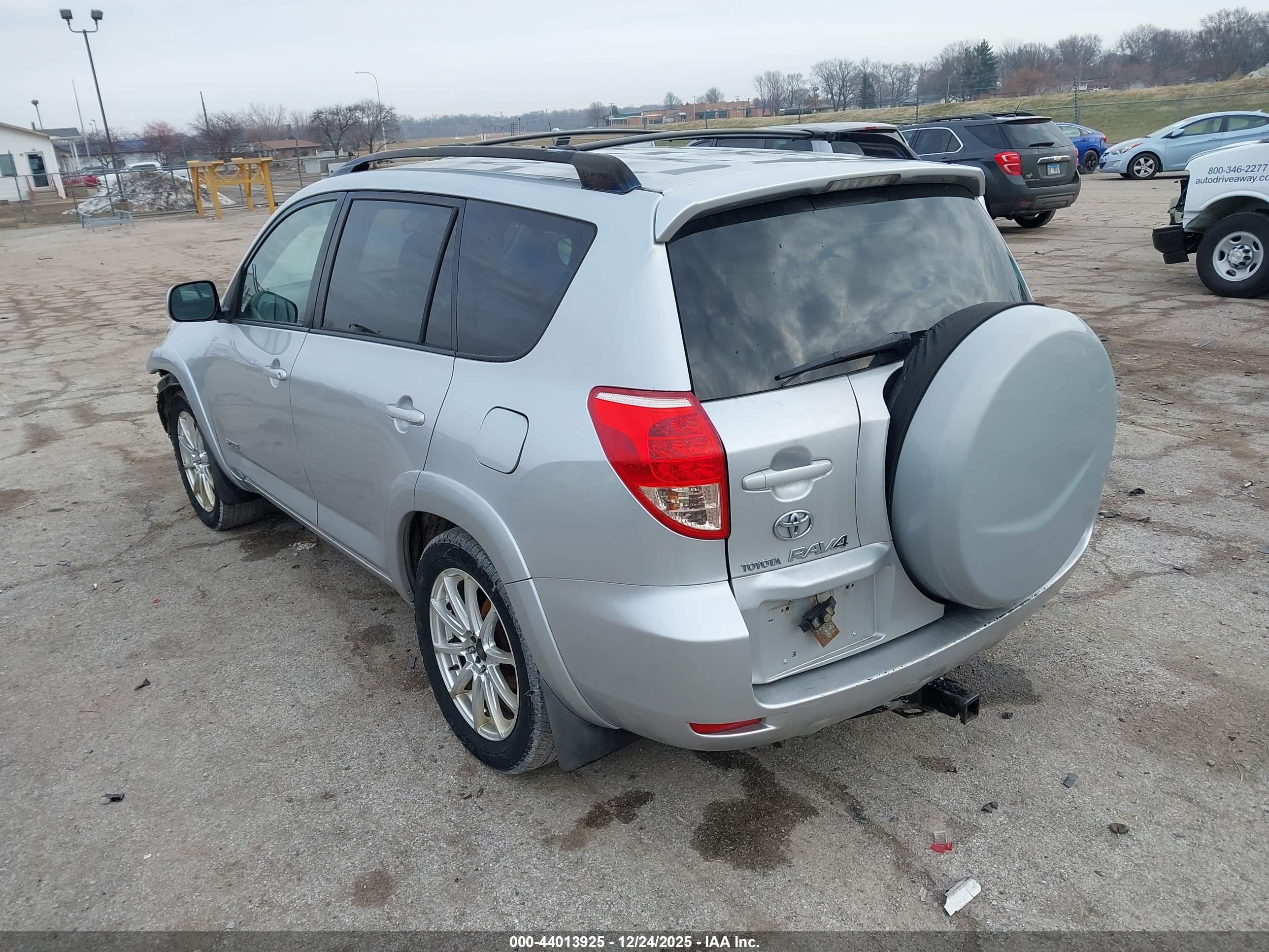 TOYOTA RAV4 image 3